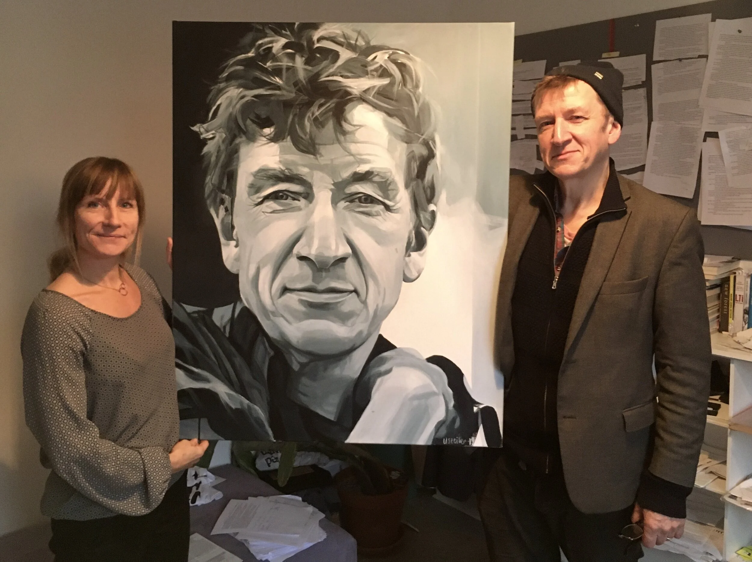 Jens Albinus får overrakt sit portræt på kontoret på Husets Teater