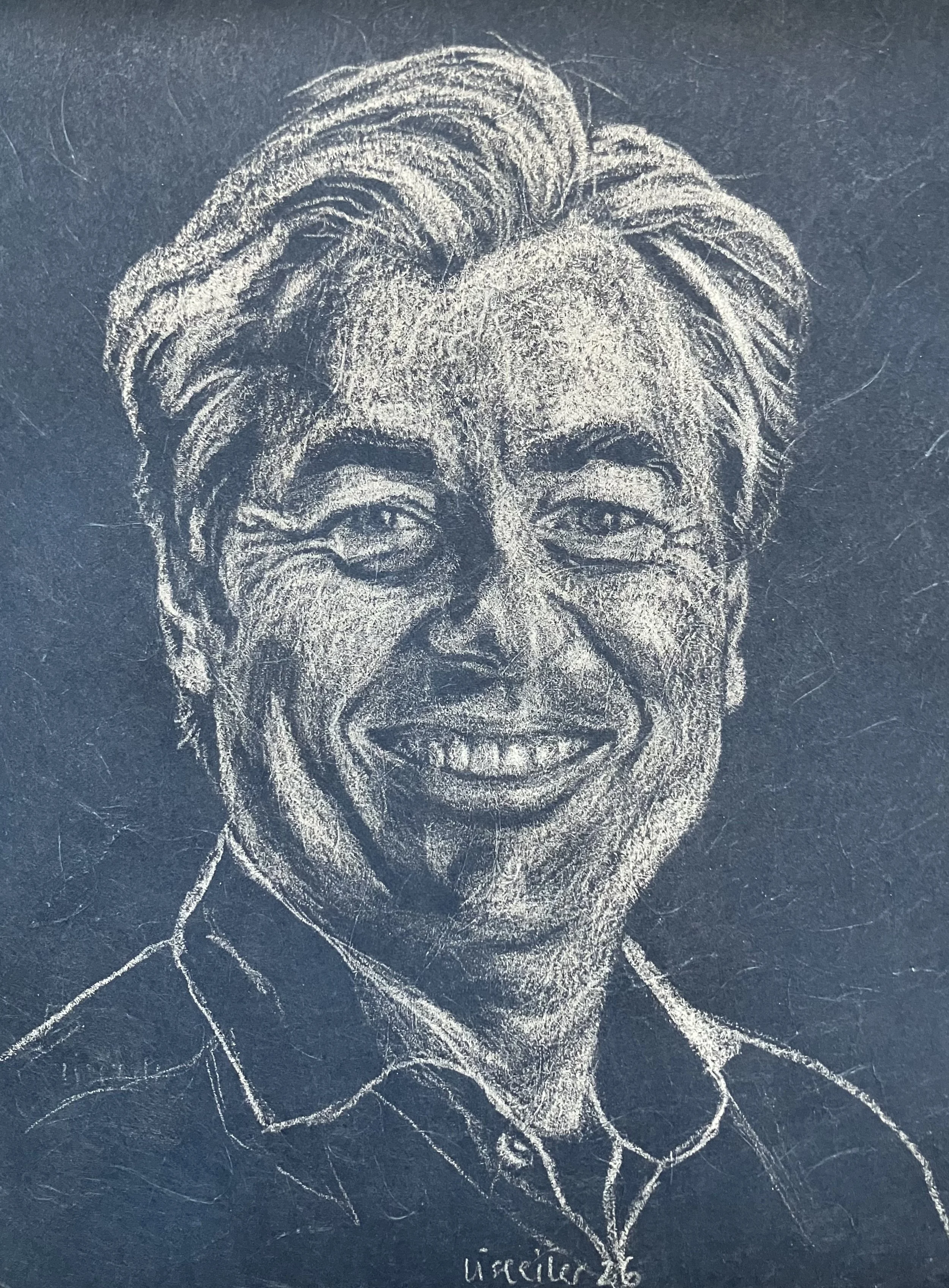 Ove, 2026, hvid blyant på blåt strukturpapir, 25x20 cm