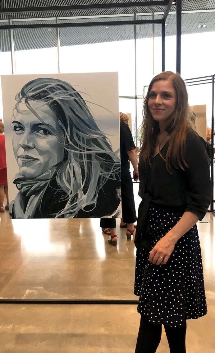 Stine Pilgaard ved sit portræt