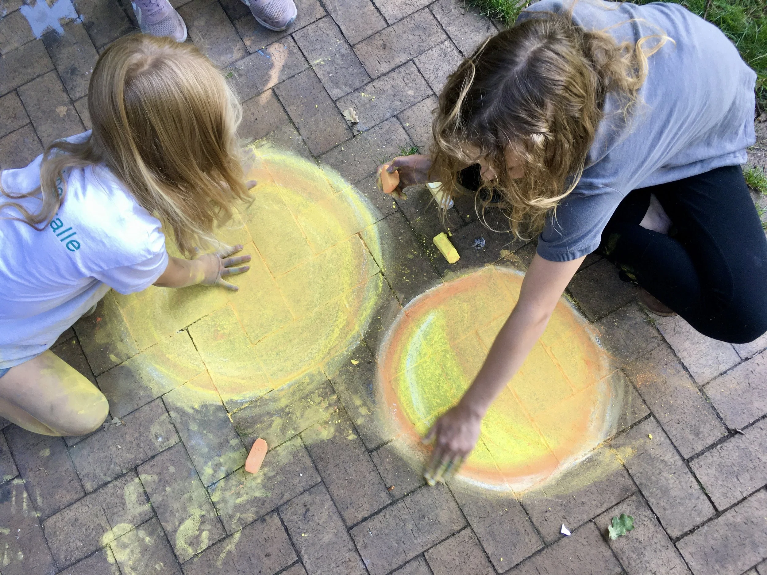 Sommercamp, Rødovregård, 2021, Heerup-inspireret fællesværk med kridt. 