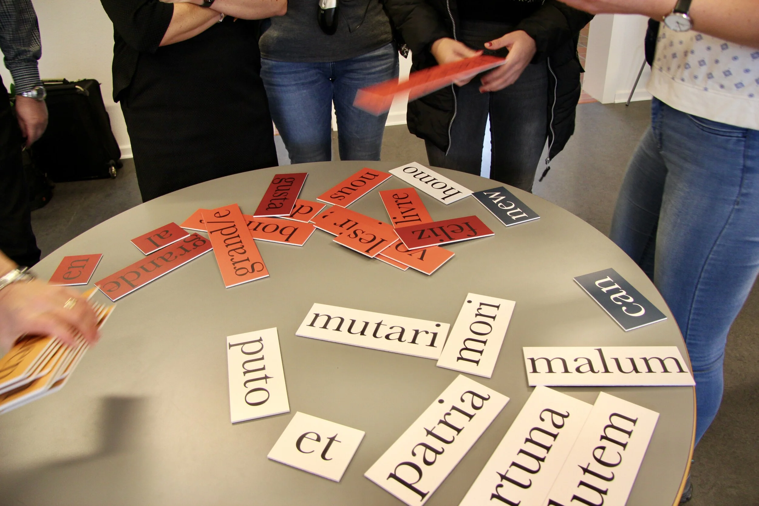 Sprogstammer, Aabenraa Statsskole, 2016,
elever i gang med at lave poesi på seks sprog i skolens sprogfløj.