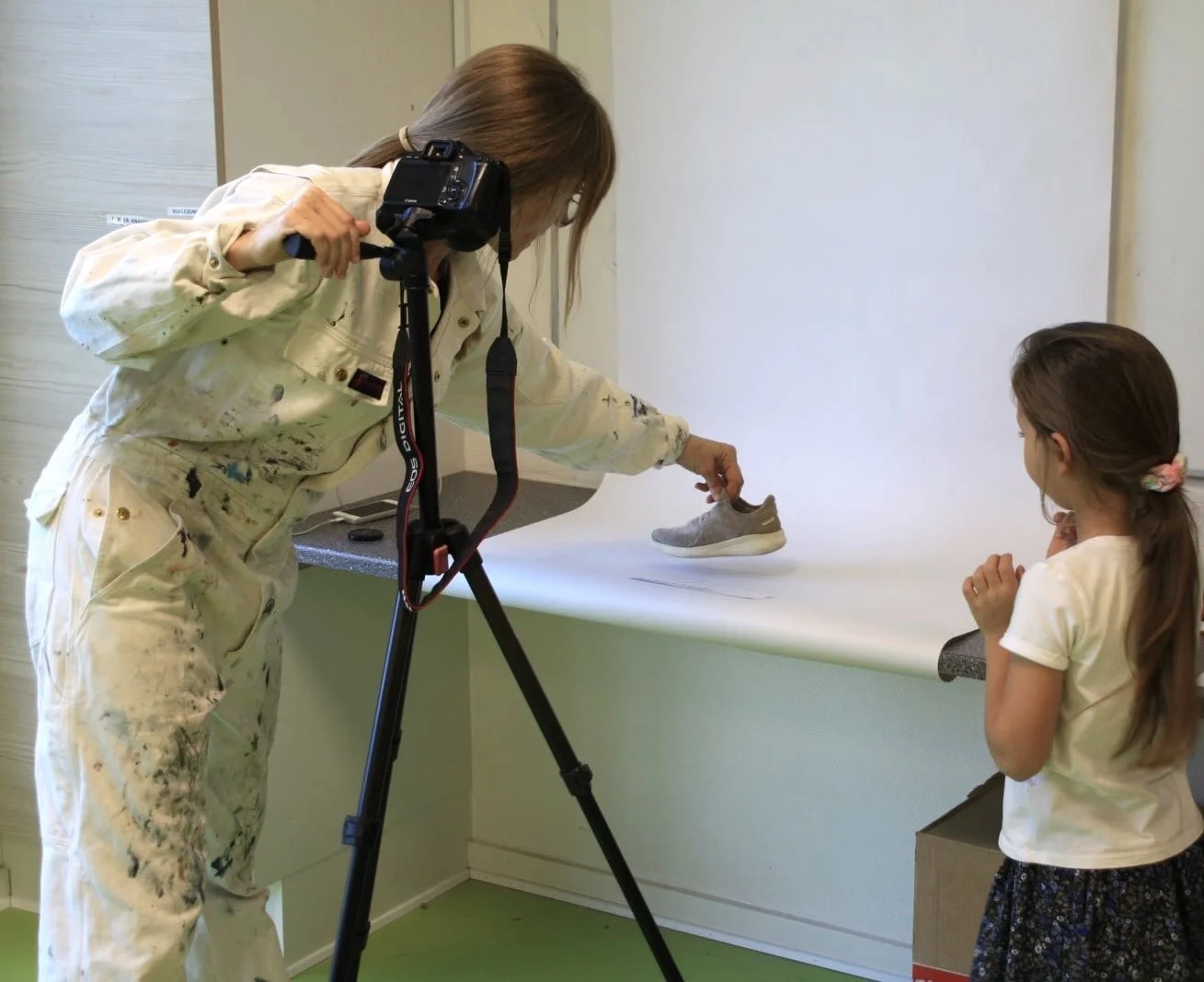 Skotræet, Vestbyen Friskole, Holstebro, 2020.
En sko er ved sko(le)fotografen inden den skal males.