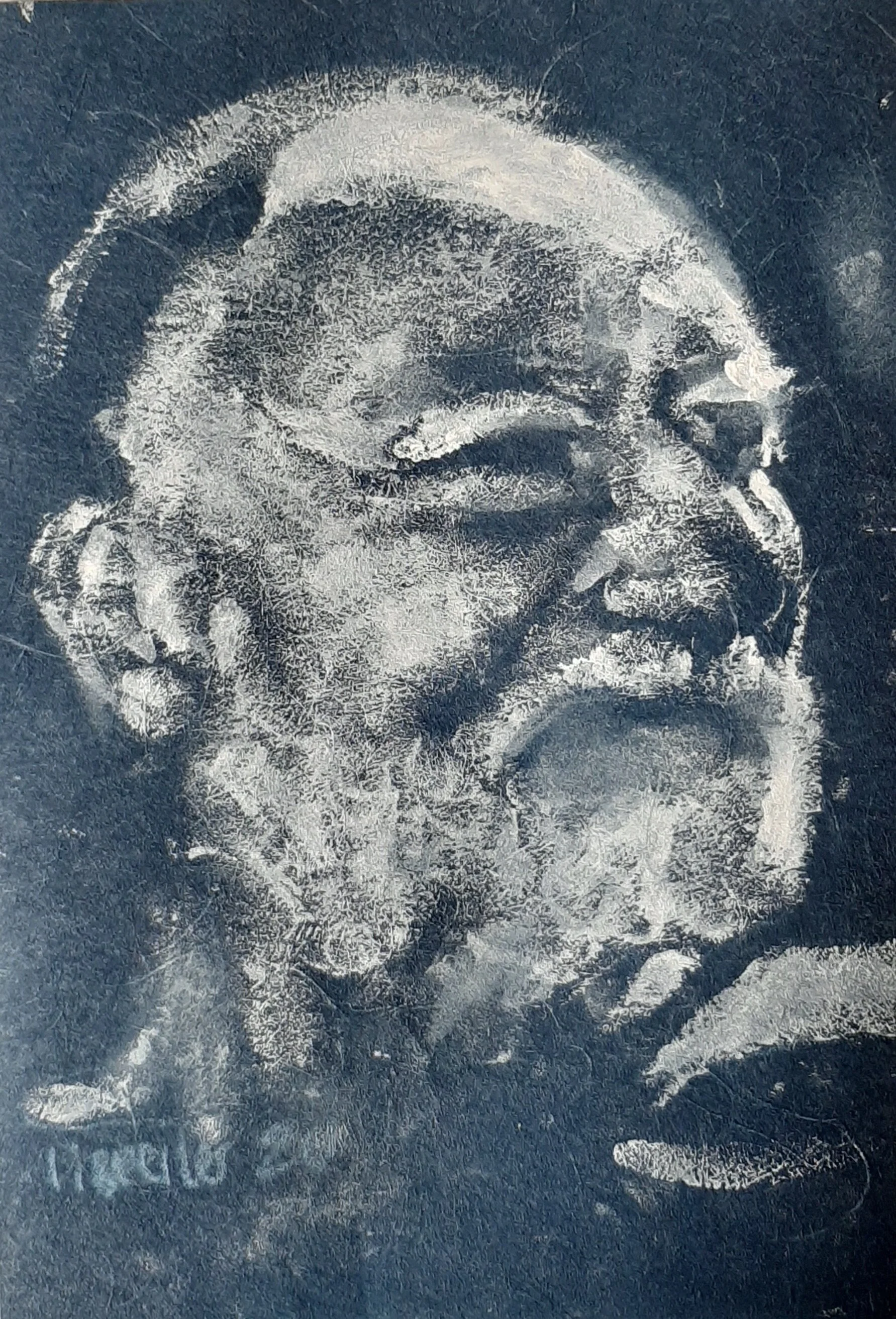 Uffe, 2020,
hvid linoleumssværte på blåt strukturpapir,
malet med fingrene,
20 x 15 cm