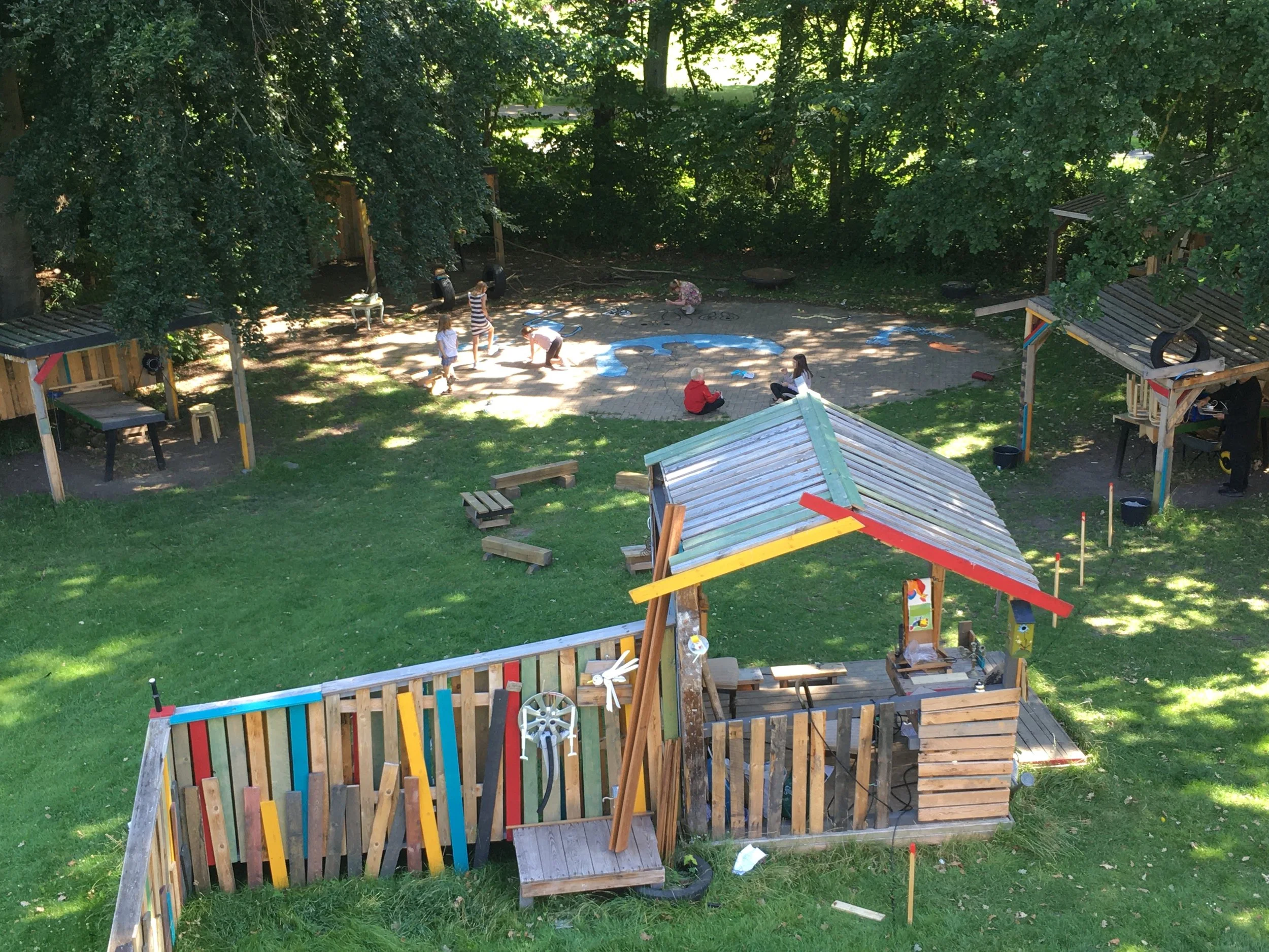 Sommercamp, Rødovregård, 2021, Heerup-inspireret fællesværk med kridt. 