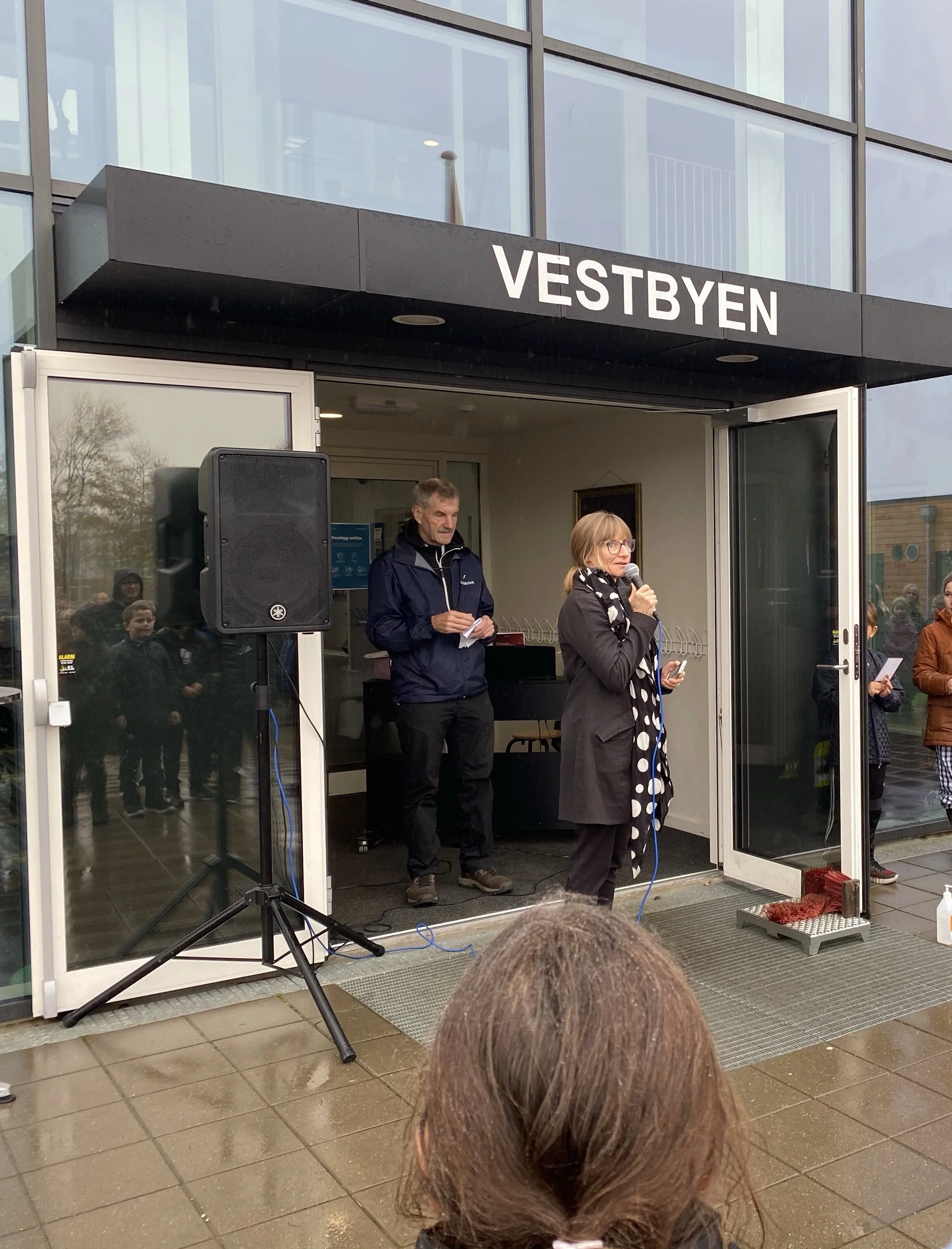 Skotræet, Vestbyen Friskole, Holstebro, 2020.
Fernisering i støvregn, Lise Eiler holder tale