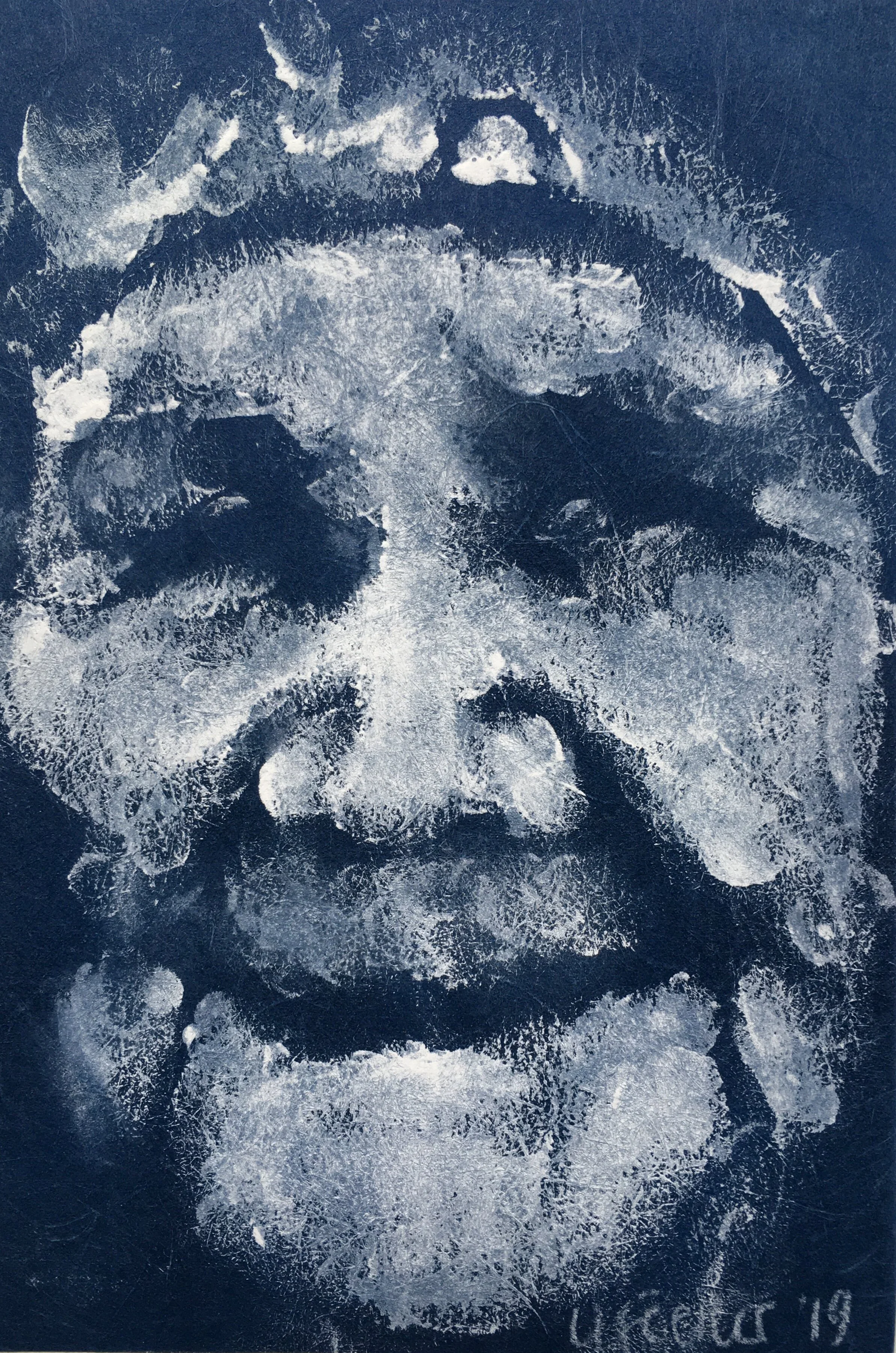 Russisk kvinde, 2019,
hvid linoleumssværte på blåt strukturpapir,
malet med fingrene,
18 x 12 cm