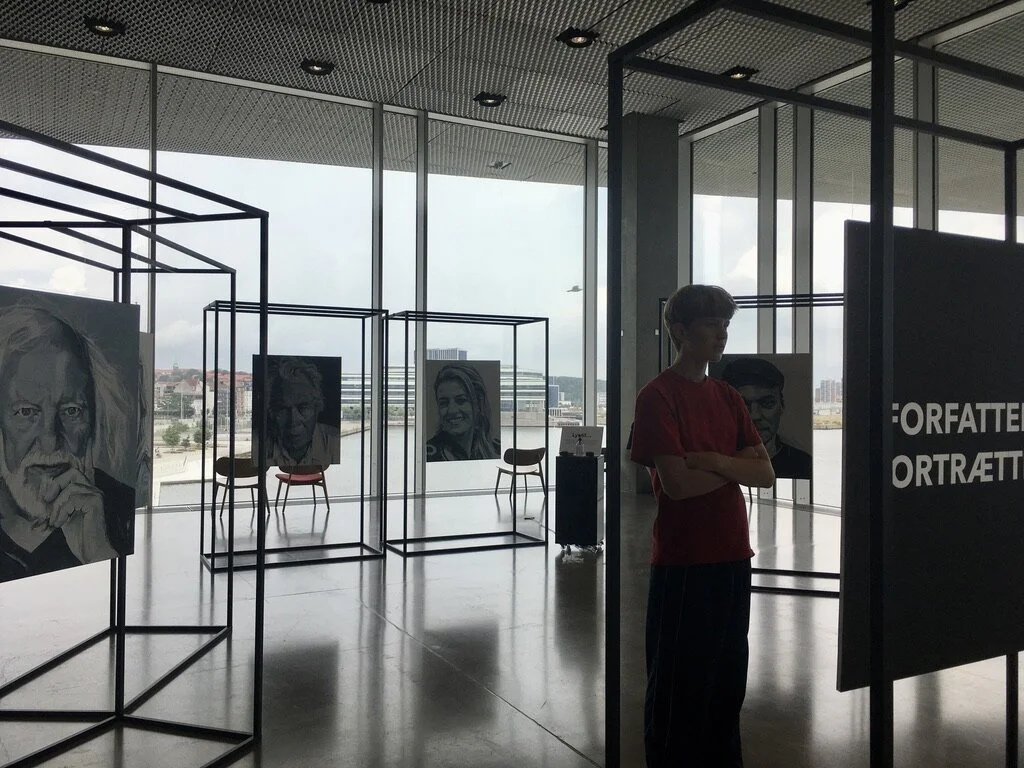 Udstillingsteksten læses af besøgende