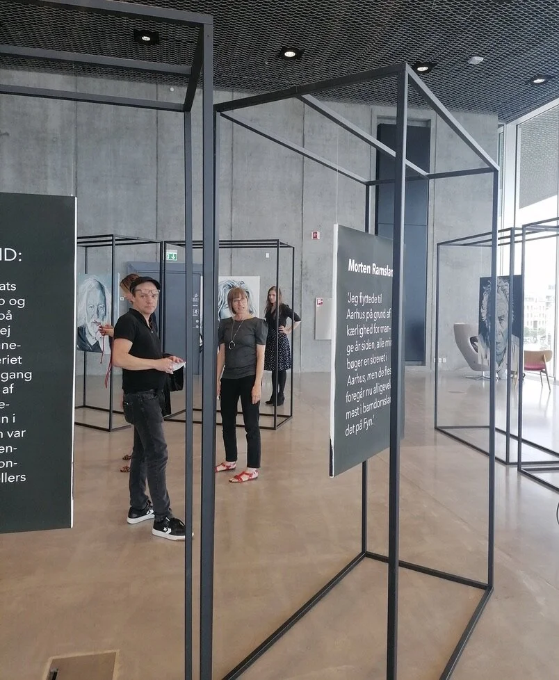 Lise Eiler præsenterer forfatterne for deres portrætter inden ferniseringen