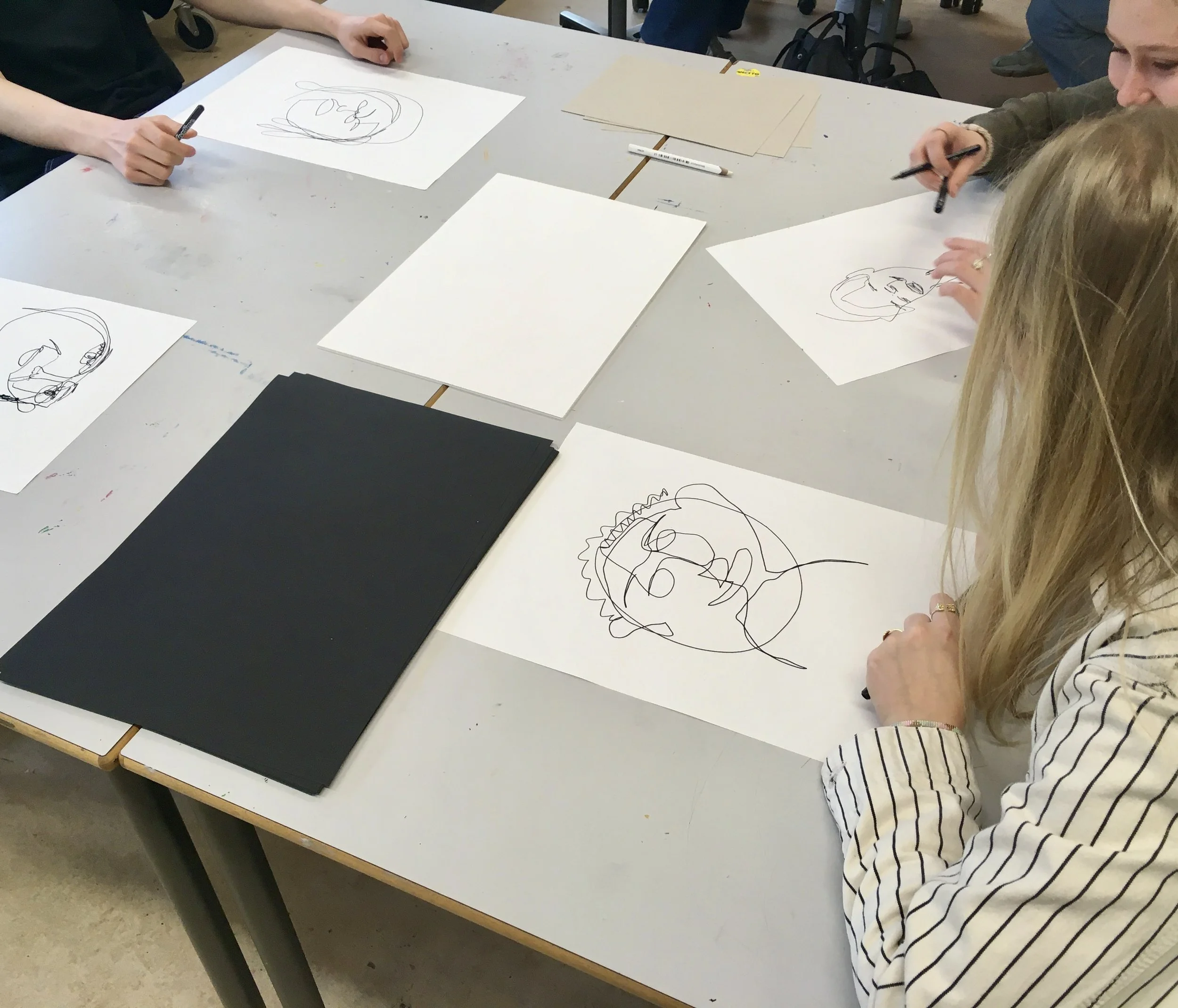 Portræt-workshop, Allerød Gymnasium, blindtegning som opvarmning 