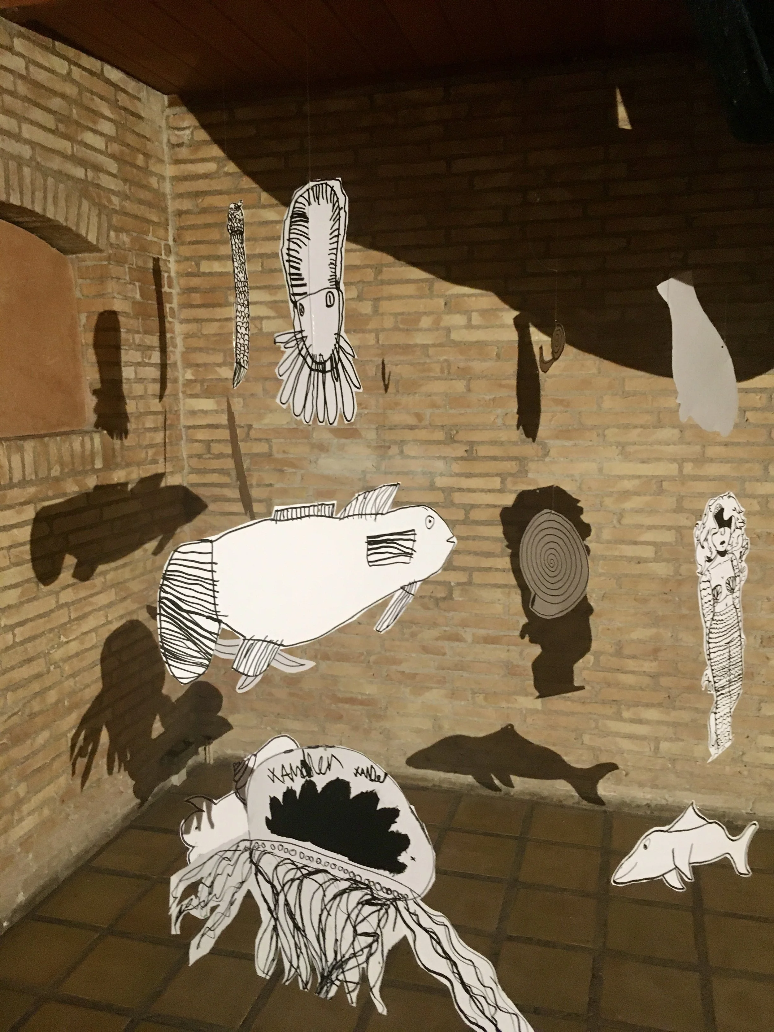 Sommercamp, Rødovregård, 2021, udsnit af den kulisse kunstholdet skabte til teaterholdet.