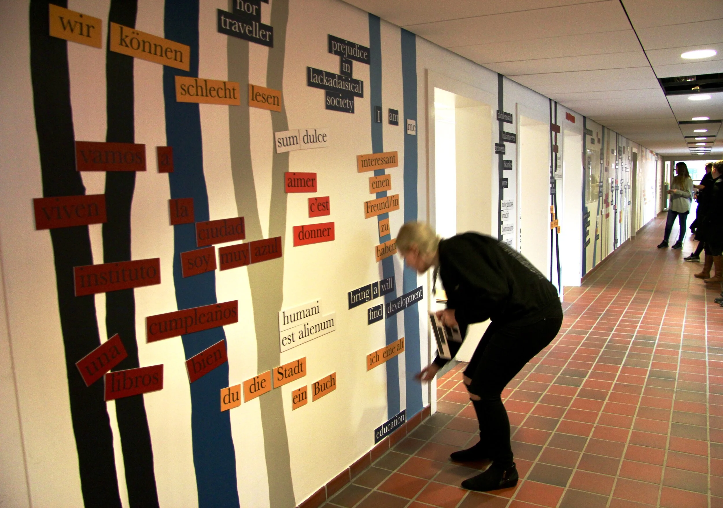 Sprogstammer, Aabenraa Statsskole, 2016,
elever i gang med at lave poesi på seks sprog i skolens sprogfløj.