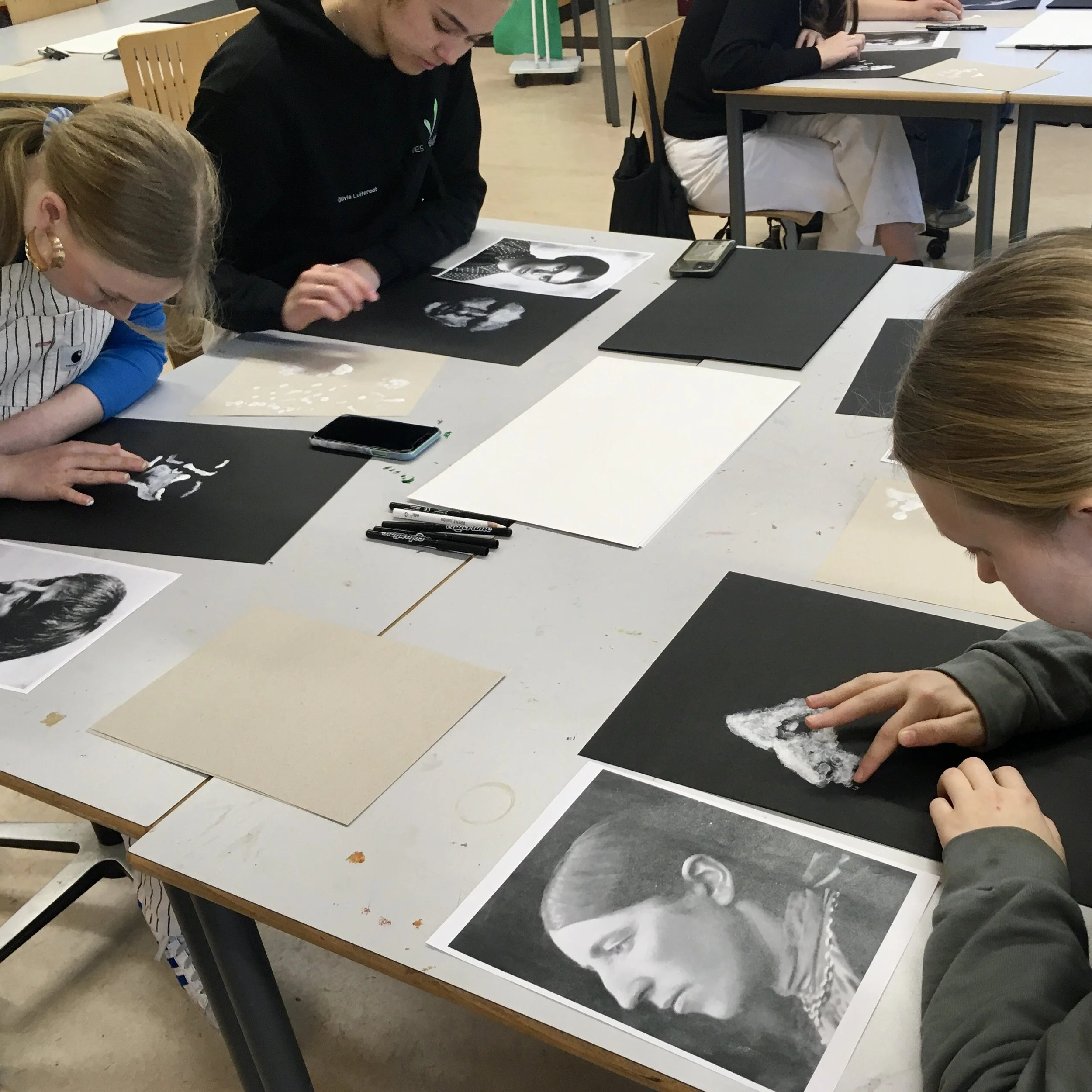 Portræt-workshop, Allerød Gymnasium, kunstnerportrætter, fingermaling