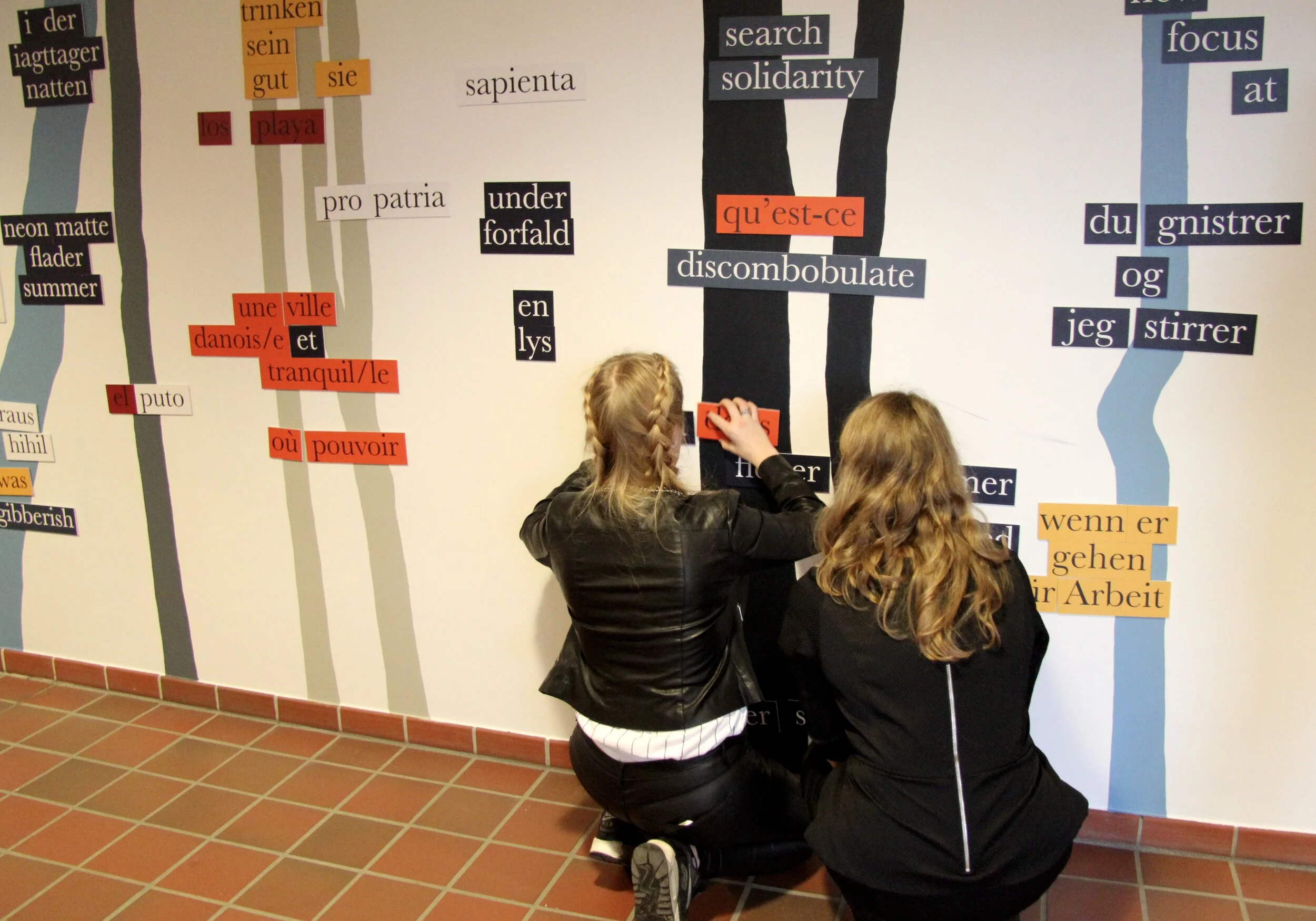 Sprogstammer, Aabenraa Statsskole, 2016,
elever i gang med at lave poesi på seks sprog i skolens sprogfløj.