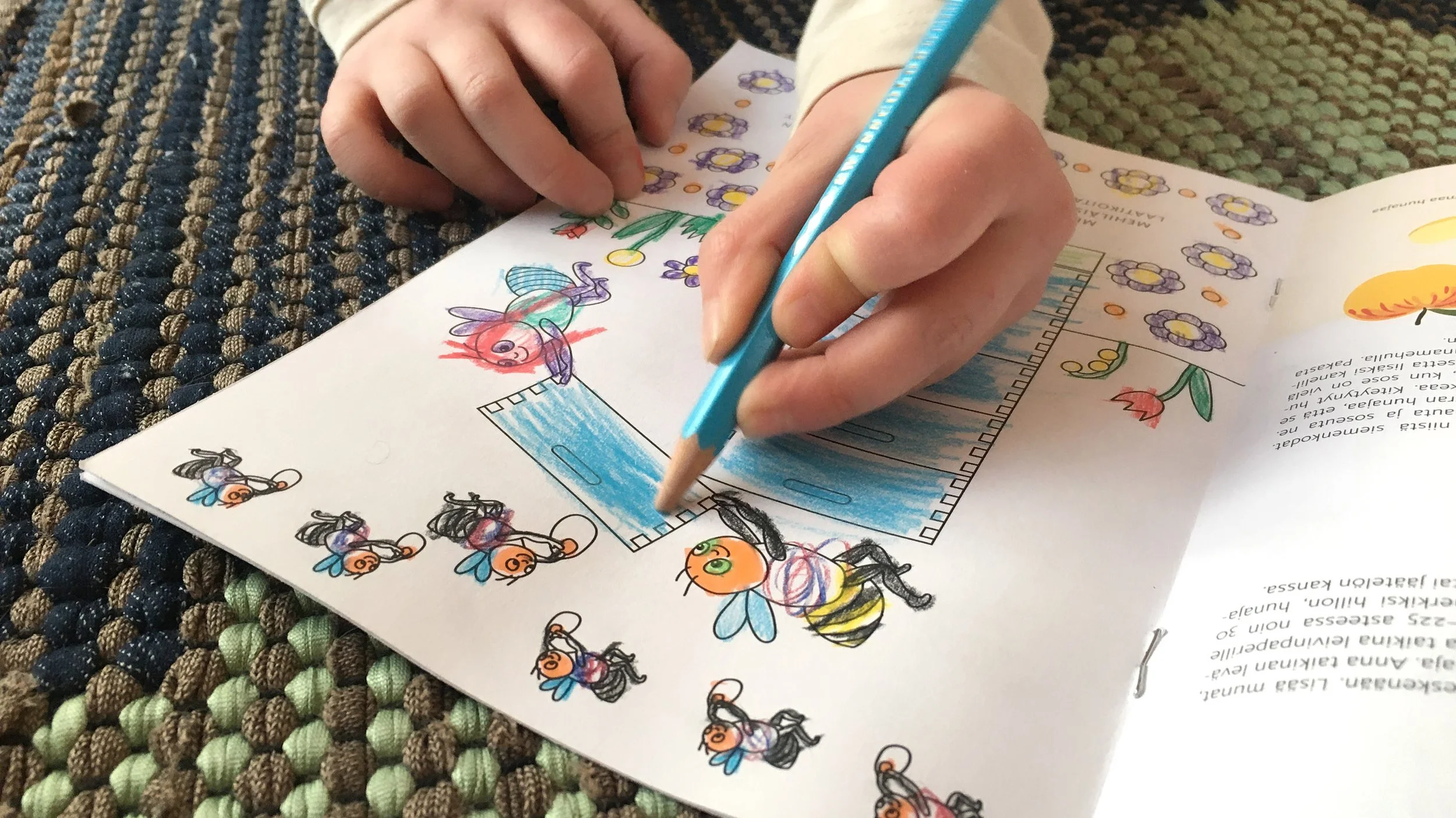 Mehiläishoitajien liiton julkaisemaan ja Hanna Hauta-ahon suunnittelemaan julkaisuun tein pieniä kuvituksia leivontareseptien oheen, mutta myös värityskuvia.