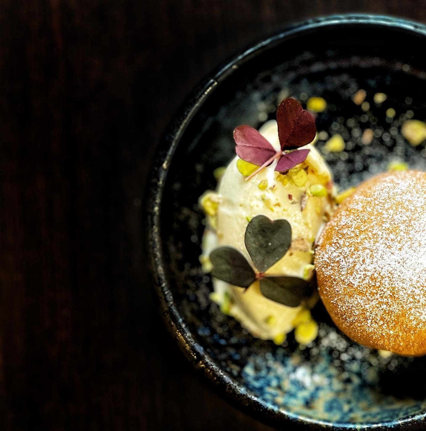 NYFRITERAD MUNK🍩

Ny smarrig dessert p&aring; menyn.👌🏼

Nyfriterad munk, pistagekr&auml;m samt glass p&aring; kaffe &amp; dulce de leche☕️

V&auml;lkomna🥂