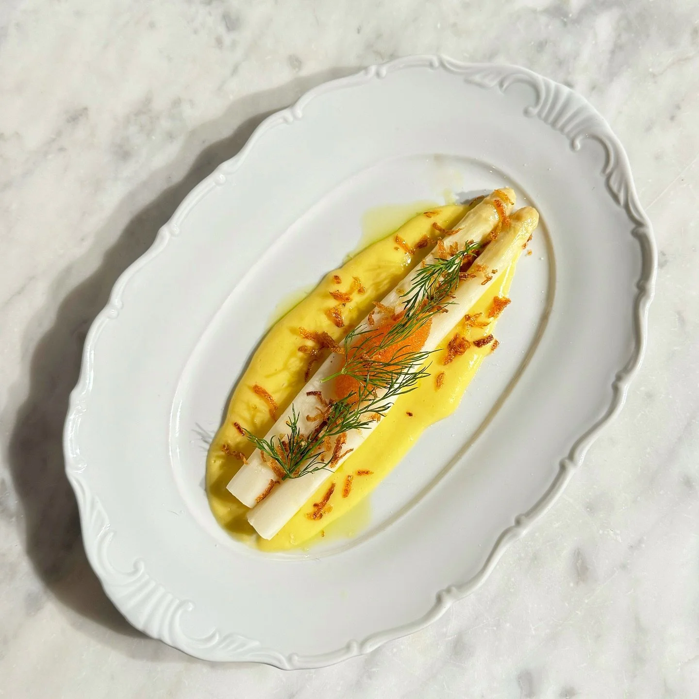 Testa &aring;rets f&ouml;rsta vita sparris hos oss!🌱
Serveras med klassiska tillbeh&ouml;r &ndash; hollandaises&aring;s, krispig potatis &amp; en rej&auml;l klick l&ouml;jrom fr&aring;n Kalix.