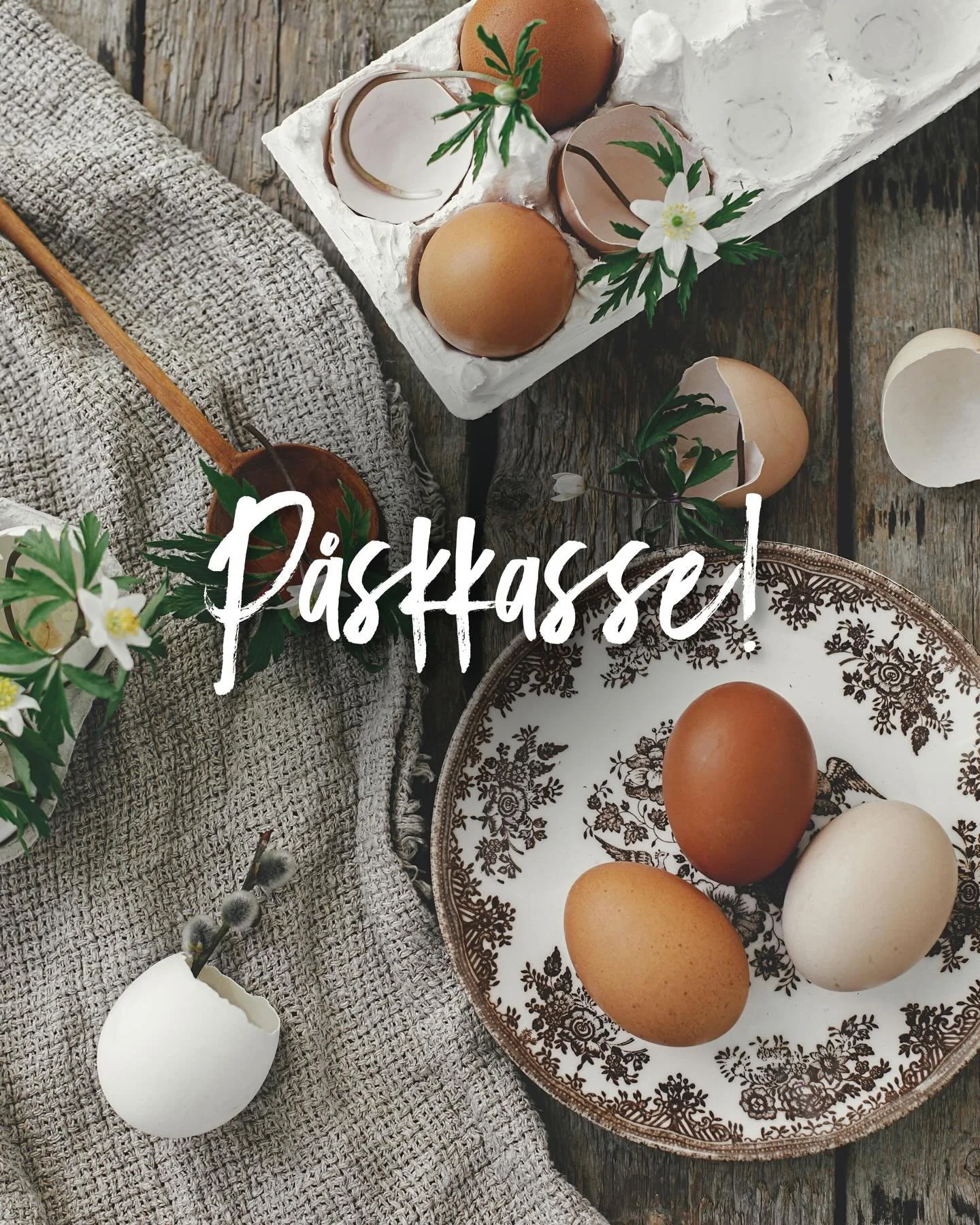 K&auml;ra g&auml;ster, Nu n&auml;rmar sig p&aring;sken &ndash; och vi har satt ihop en klassisk och gener&ouml;s p&aring;skkasse f&ouml;r 2026.
Precis som det ska vara: sill, lax, lamm, en riktig v&aring;rdessert och mycket mer. F&auml;rdig att v&aum