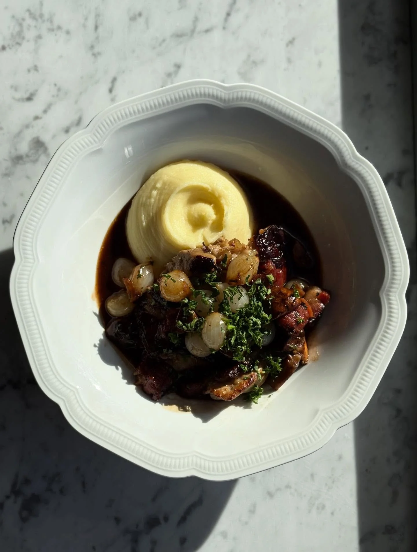 Ny vecka ny lunchmeny!
Veckans k&ouml;tt &auml;r en klassisk Coq au vin.
Boka ert bord eller sv&auml;ng f&ouml;rbi spontant
Varmt v&auml;lkomna!