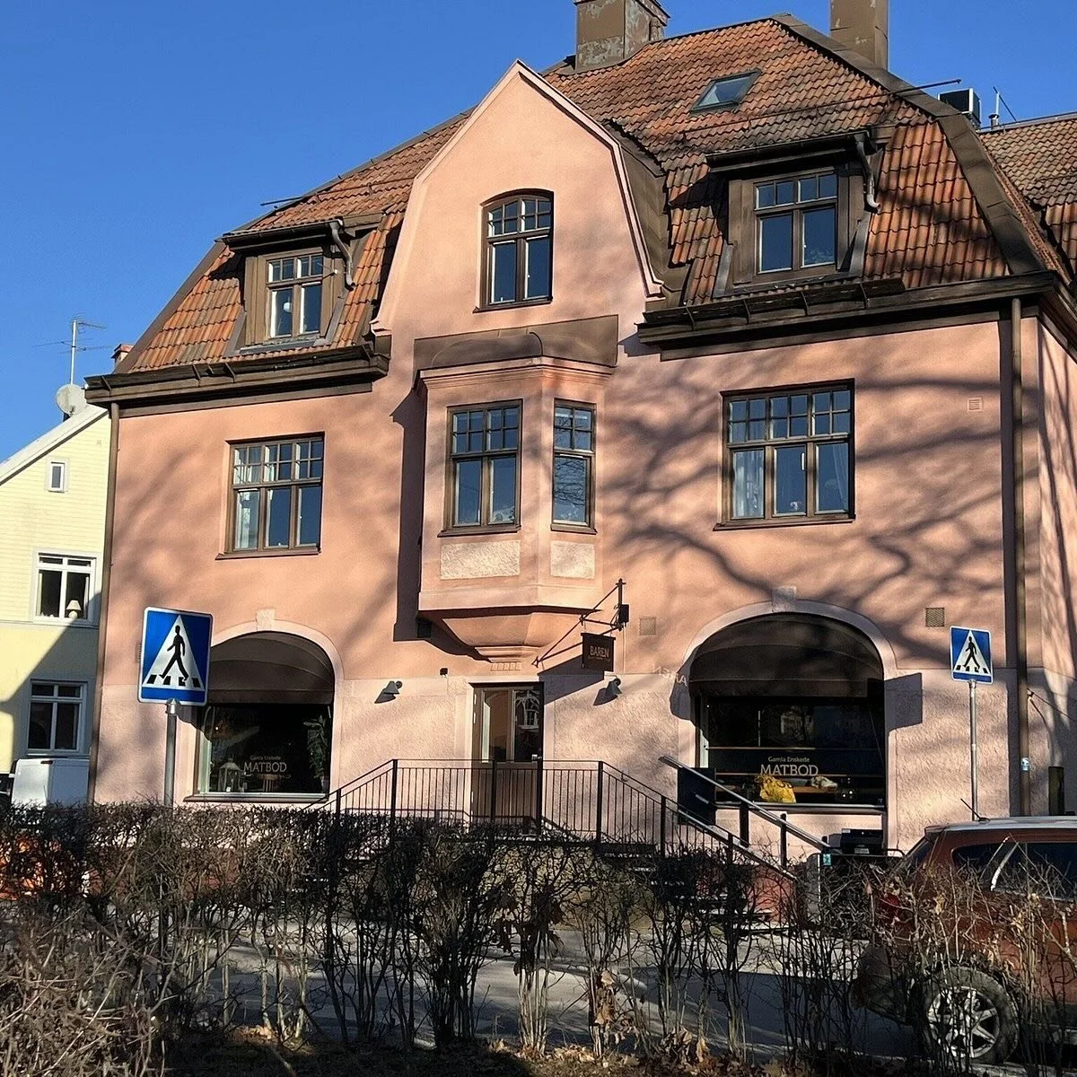 Solen skiner i Enskede, v&aring;ren har anl&auml;nt och p&aring;sken &auml;r runt h&ouml;rnet!
Under p&aring;sk har vi &ouml;ppet precis som vanligt. Alla dagar i veckan. Kom f&ouml;rbi och fira p&aring;sken med oss, eller k&ouml;p med v&aring;r h&au