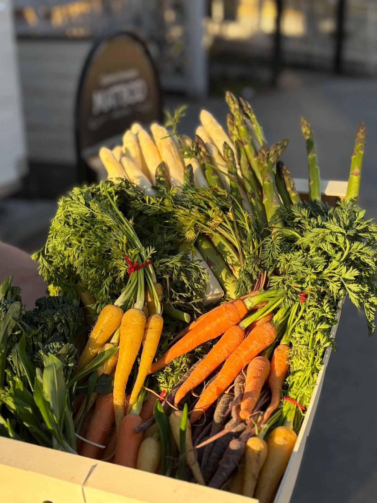 V&aring;rens f&ouml;rsta prim&ouml;rer har anl&auml;nt Gamla enskede matbod! 

Imorgon byter vi meny efter s&auml;songens r&aring;varor. Kom f&ouml;rbi under helgen och testa v&aring;ra nya r&auml;tter, eller varf&ouml;r inte fira p&aring;sken hos os