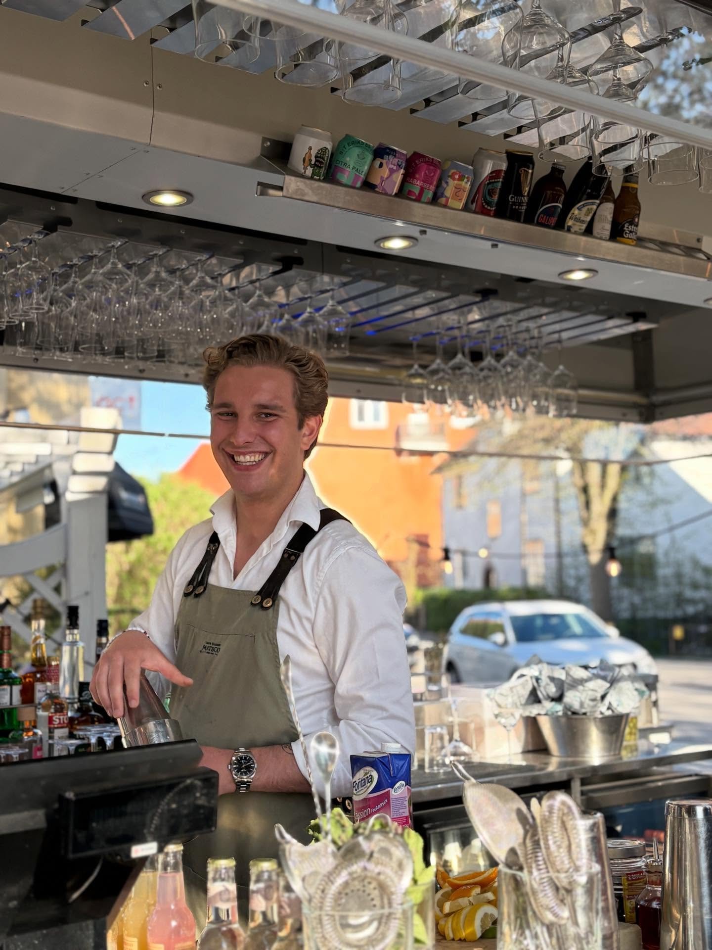 Fr&aring;n g&aring;rdagen!❤️

Leo stod i baren och hj&auml;lpte alla t&ouml;rstiga g&auml;ster i sommarv&auml;rmen!
Tack till alla som kom och h&auml;ngde med oss i solen, detta &auml;r bara b&ouml;rjan p&aring; sommaren!