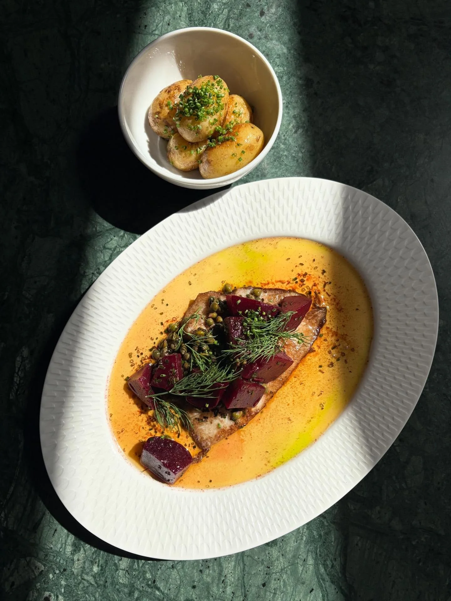 Vi serverar alltid veckans lunch mellan 11.30-14.30, denna vecka st&aring;r bland annat Sp&auml;tta Meuni&egrave;re p&aring; menyn med r&ouml;dbetor, brynt sm&ouml;r, persilja, kapris och f&auml;rskpotatis.

V&auml;nligen notera att 11/6 &auml;r ett 