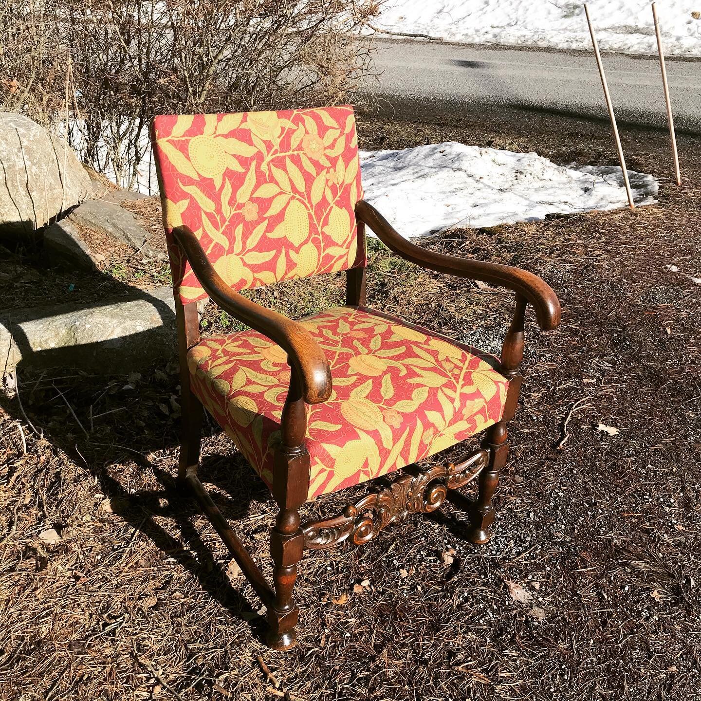 Lumet sulaa ja kev&auml;t tulee, mukavaa viikonloppua yst&auml;v&auml;t! #friday #fuit @sandersondesigngroupcontract  @wmorrisandco #williammorrisfabric #chair #upholstery #verhoomo #m&ouml;&ouml;pelivaatturi