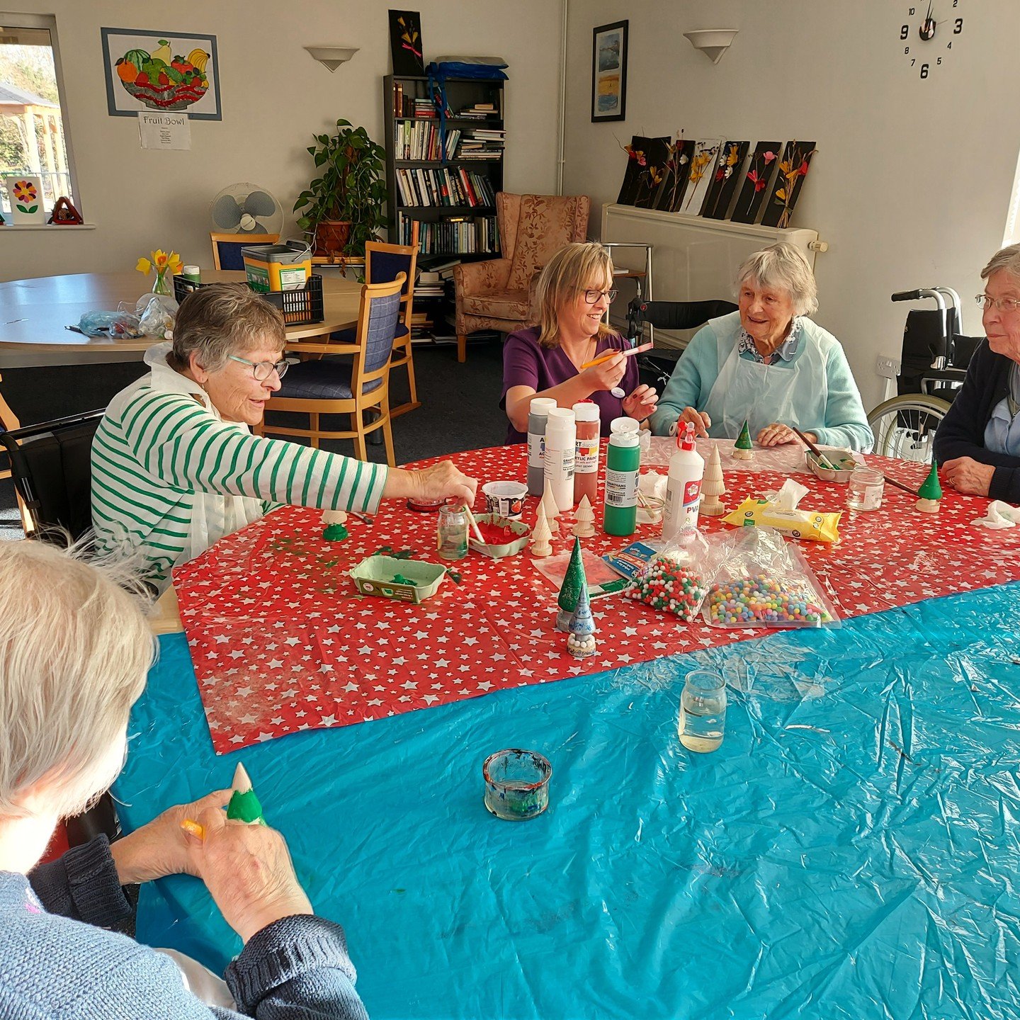 Lots more festive crafting going on here again at HH today...looks like fun! 😊 🎄 🎄 🎄
#heritagehousecare #wellsnextthesealife #crafting #elderlycare #carersuk