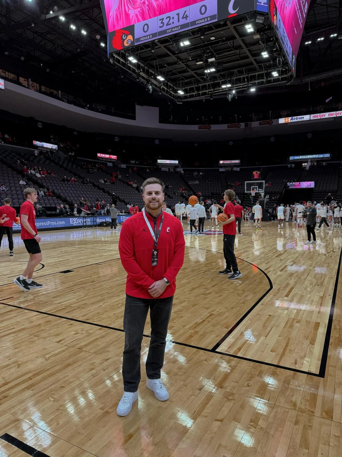Swipe for a recap of my week&hellip; 

🎵 - @gobearcatsmbb v. @louisvillembb 
🎤 - @ohiostatehoops 
🏈 - @stoolpresidente &amp; @uofcincy 
🗣️ - @madeiraschools Career Day
🎵 - @mercantileimmersive 
🎥 - Content with @thebeautyboostcincy x @curritoea