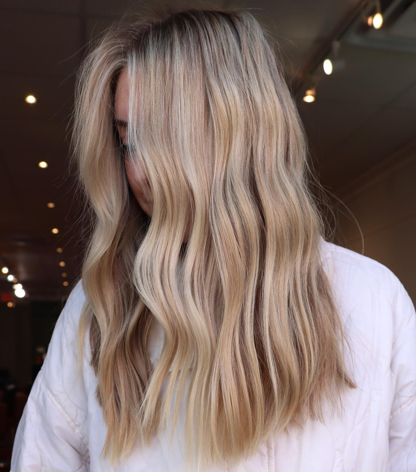 Soft + warm 💛

Don&rsquo;t forget our end of year promo ends 12/31! Stop in + stock up on your favorite @randco products or treat yourself to a @beachwashedofficial waver! 

#edenwestsalon #hairinspo #blondeinspo #charlestonhair #charlestonstylists 