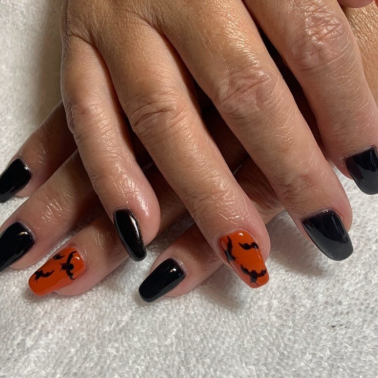 Do you vibe with the Spooky Season?!

Request a custom nail design that vibes with you at your next manicure appointment!

📞 9053283200
🖥 www.alluringlashes.ca