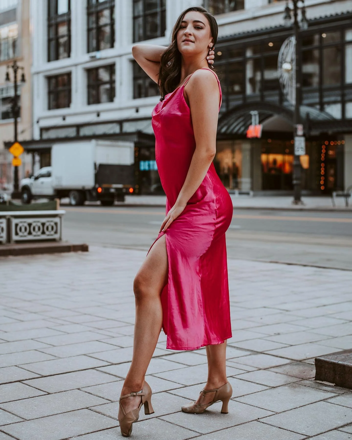 Sarah said I look like @jennajohnson in this photo and if that&rsquo;s true....my life is made 
🙈

#detroit #michigan #dance #dancer #dwts #pink