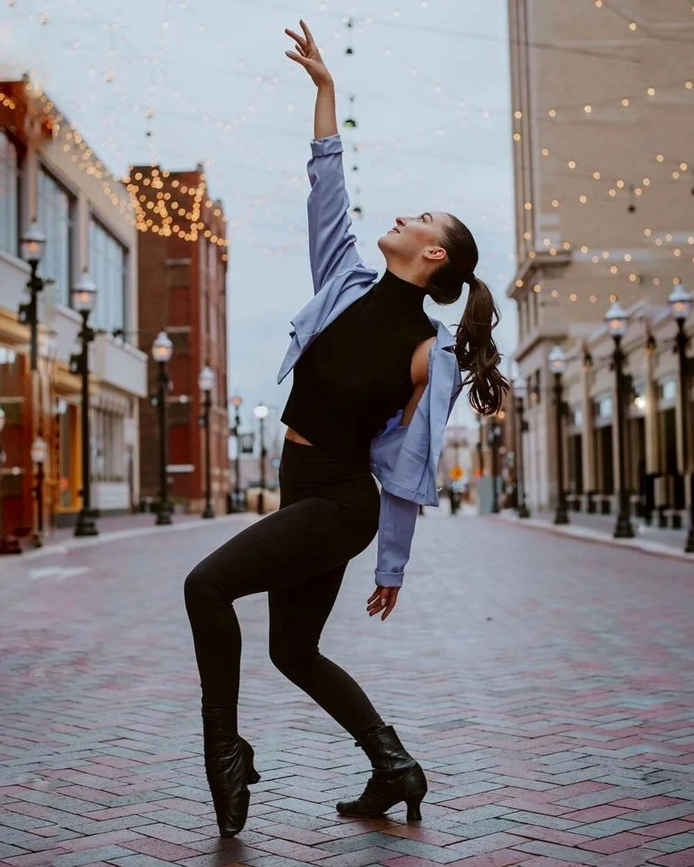 When dance is your homie &gt;&gt;&gt;&gt;

@matificaraphoto 

#detroit #dancer #dancepic #reach #legs #laducas