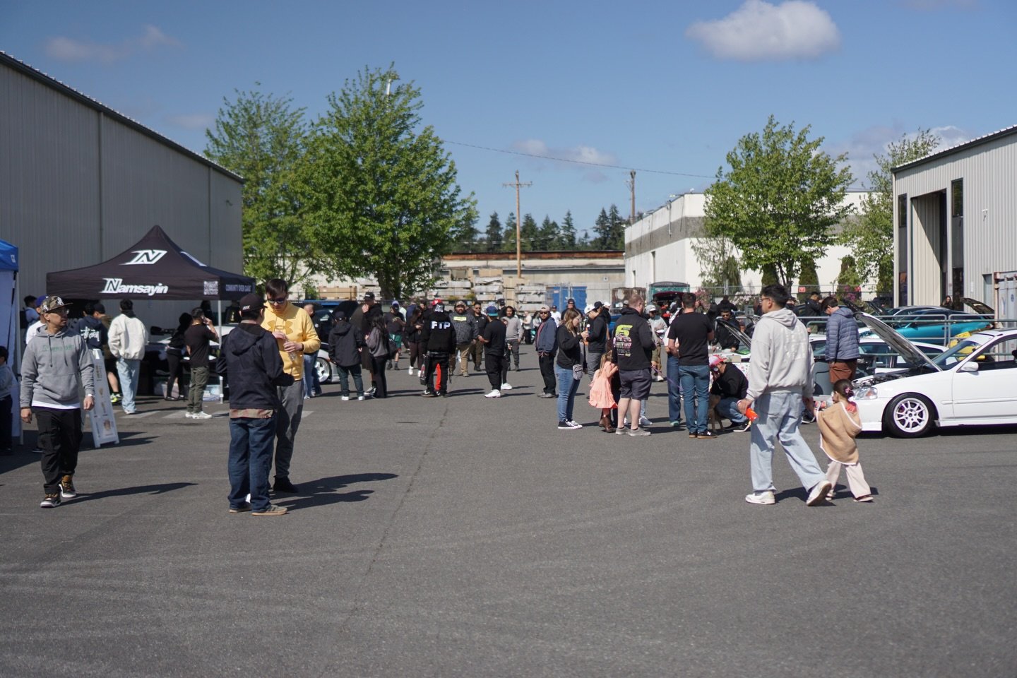 Monday memories are flowing considerably since at the end of this month we will celebrating our 2nd Annual Community Connection event with @speedfactoryracing 
.
Last year, was active! Everyone and there mama seems like they came out to see the cars 