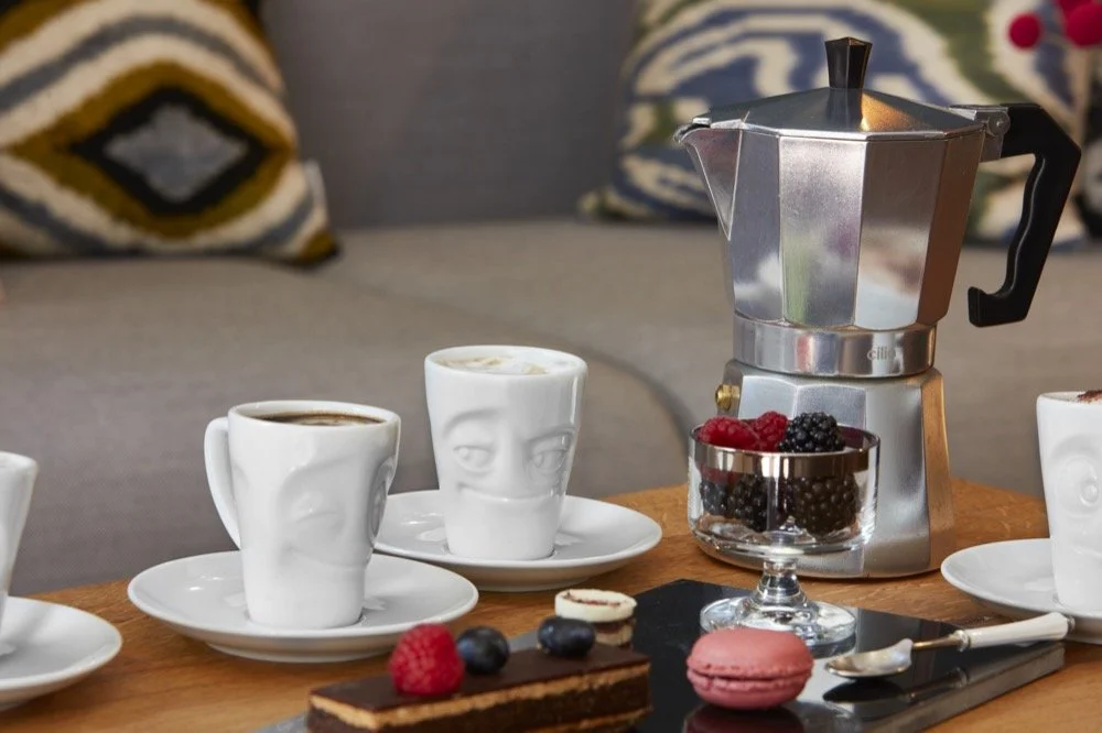 2018_Espresso_Mugs_CloseUp_Verschmitzt_HolzTisch.jpg