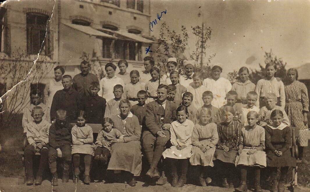Me fekk vera med: Dale skule med lærar Hjalmar Mo var på skogplanting i Fåramarki 1918. Alle vart inviterte til bollar og sjokolade. Kjøkensjef då var Inga Mo(Walaker)syster til Hjalmar.
Framme frå.v.sit me «sanatorie-ungane»: Sverre Feigum, Johanne