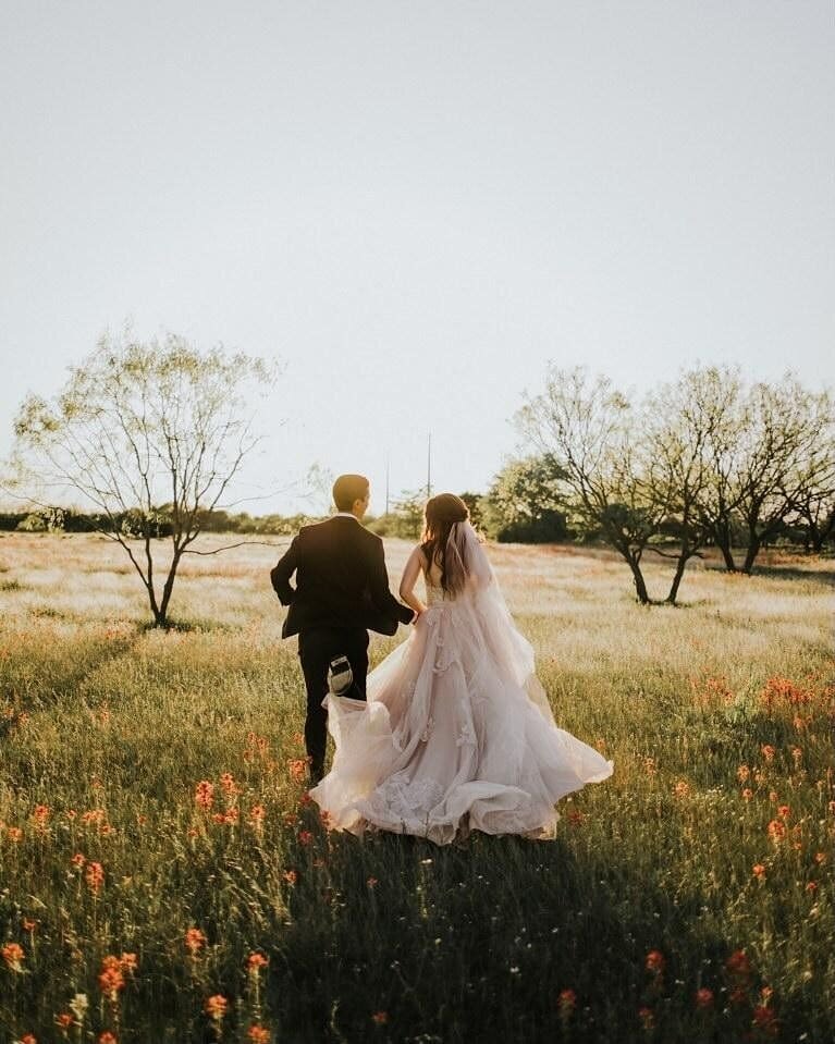 Running to the weekend like.
.
.
#itsfriday #friyay #livingfortheweekend #weddingdayready #weddingweekend #newlyweds #flowerfields #goldenhour #sunset #sunsetlovers