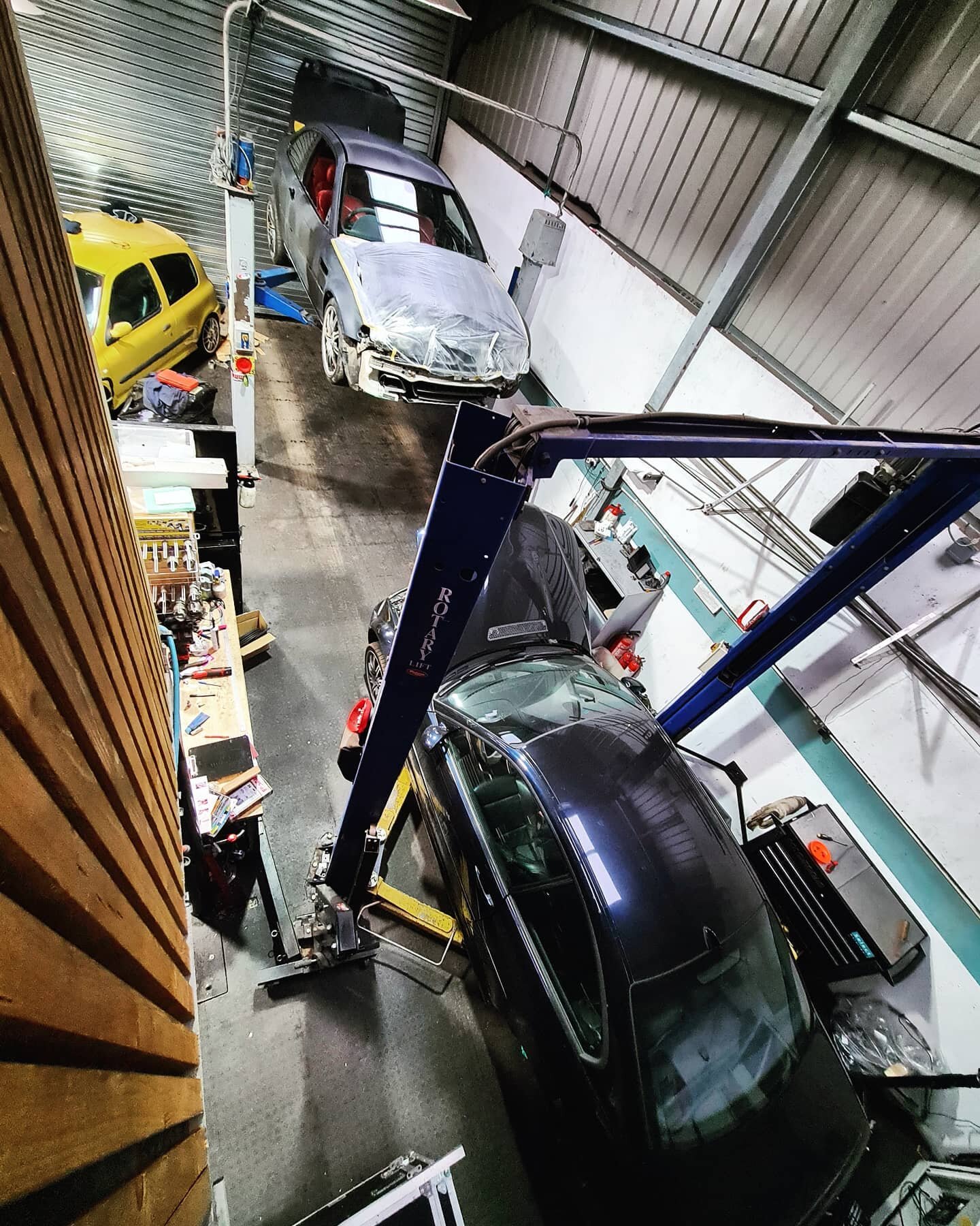 Office views 😍

2 lovely M3s in for some surgery! 

Both are in for pretty much identical work which follows the usual recipe of replacing the rusted through inner arches with genuine panels, in addition repairing and reinforcing the classic boot fl