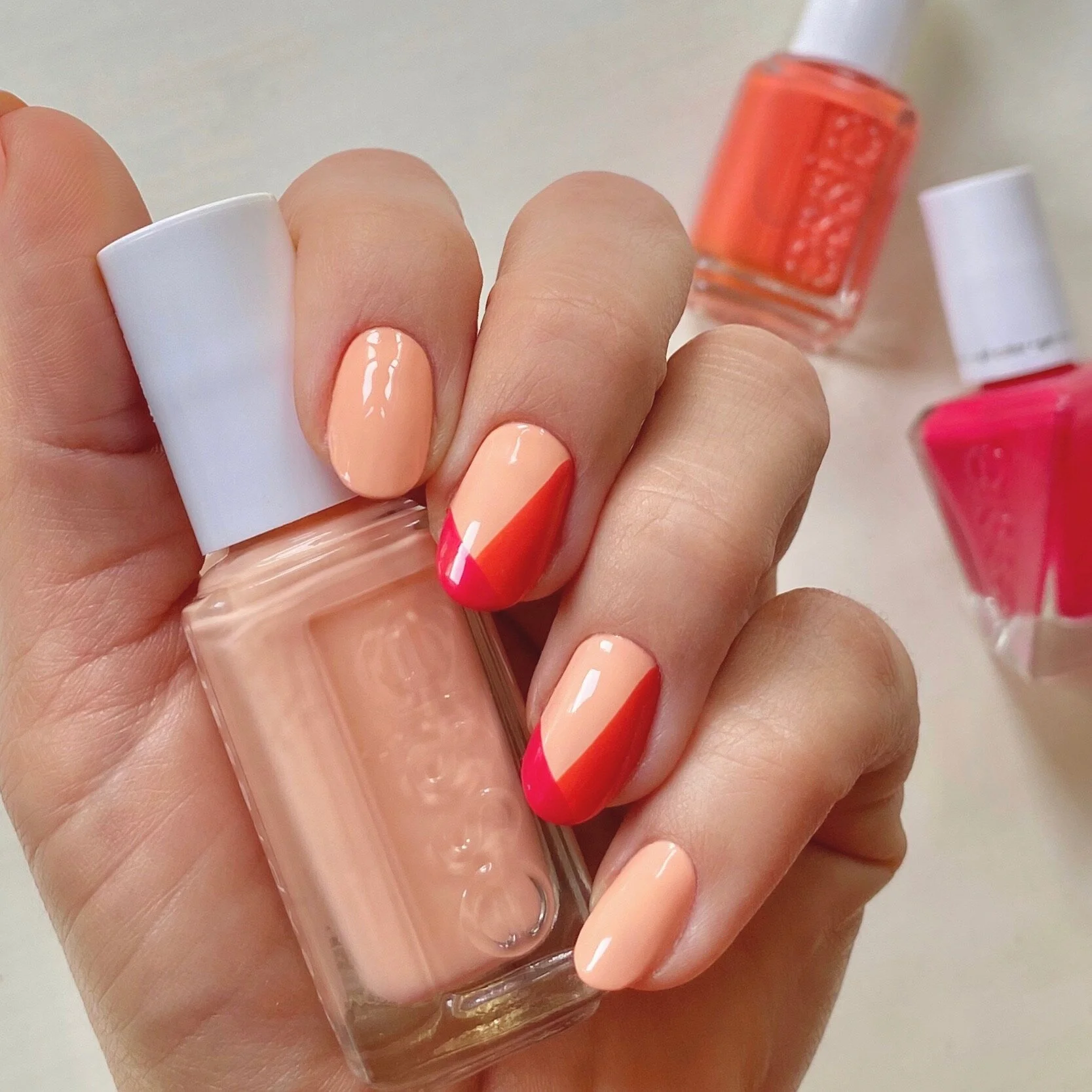 NAIL ART ESSIE CORAL ANGULAR.jpg