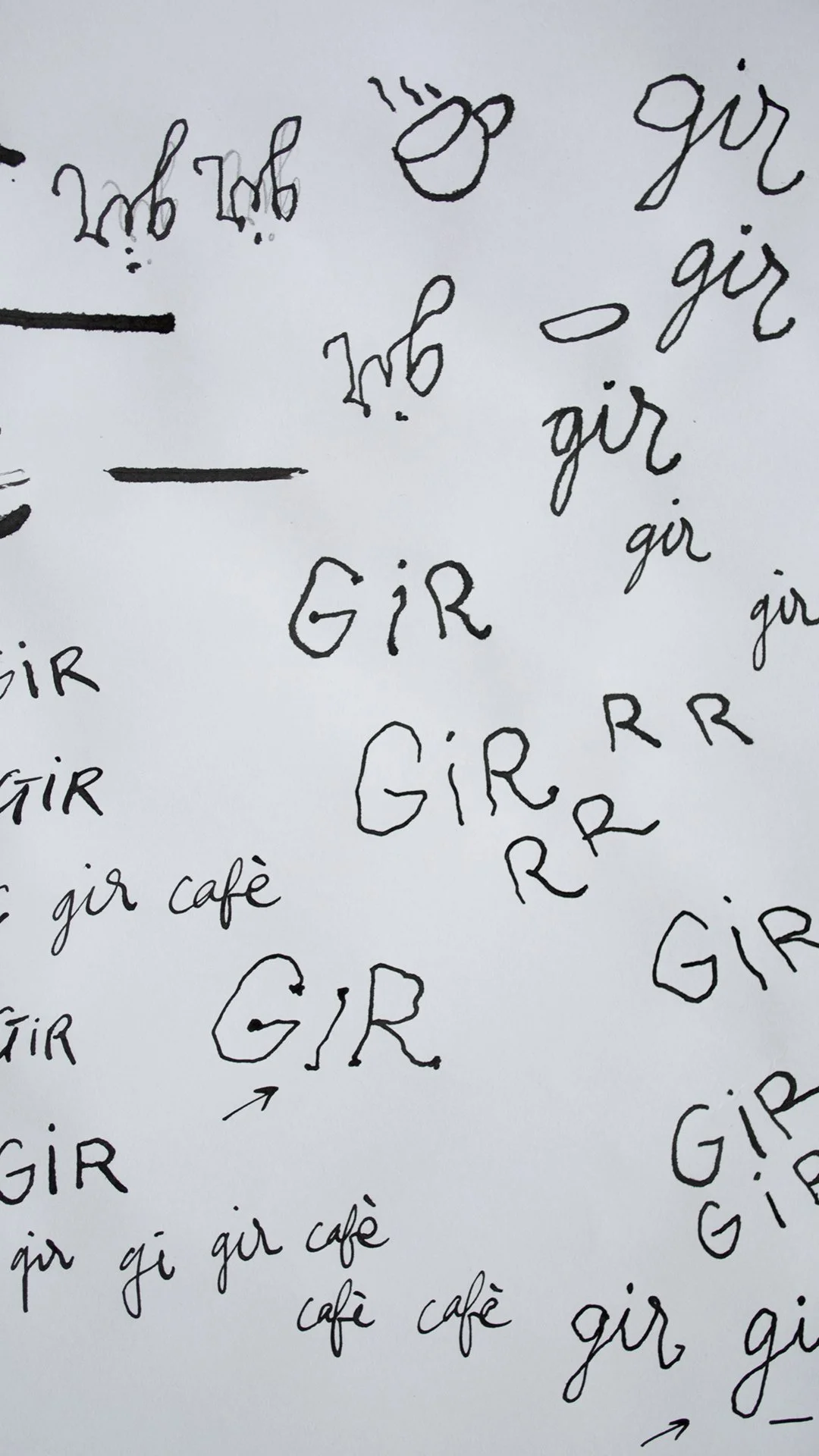 Dibujos y palabras escritas a mano que dicen "gir", "GIR" y "café" en diferentes estilos y tamaños. Agosto Creative Studio, diseño de tiendas y restaurantes. Retail Design. Branding. Fotografía.