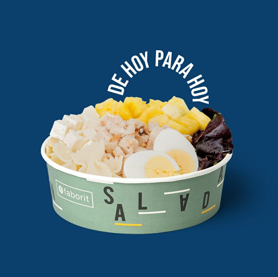 Ensalada en un tazón con pasta, pollo, huevo cocido, piña, queso y lechuga. Texto "DE HOY PARA HOY" encima. Diseño de redes sociales.  Design for social media.