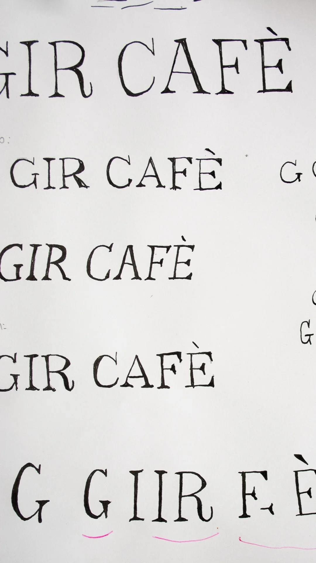 Muestras manuscritas de la palabra 'GIR CAFÉ' en diferentes estilos de letra, algunas con marcas y anotaciones en color rosa debajo. Agosto Creative Studio, diseño de tiendas y restaurantes. Retail Design. Branding. Fotografía.