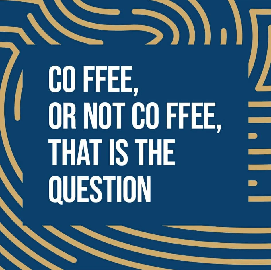 Texto en fondo azul con líneas doradas que dice "Coffee, or not coffee, that is the question".