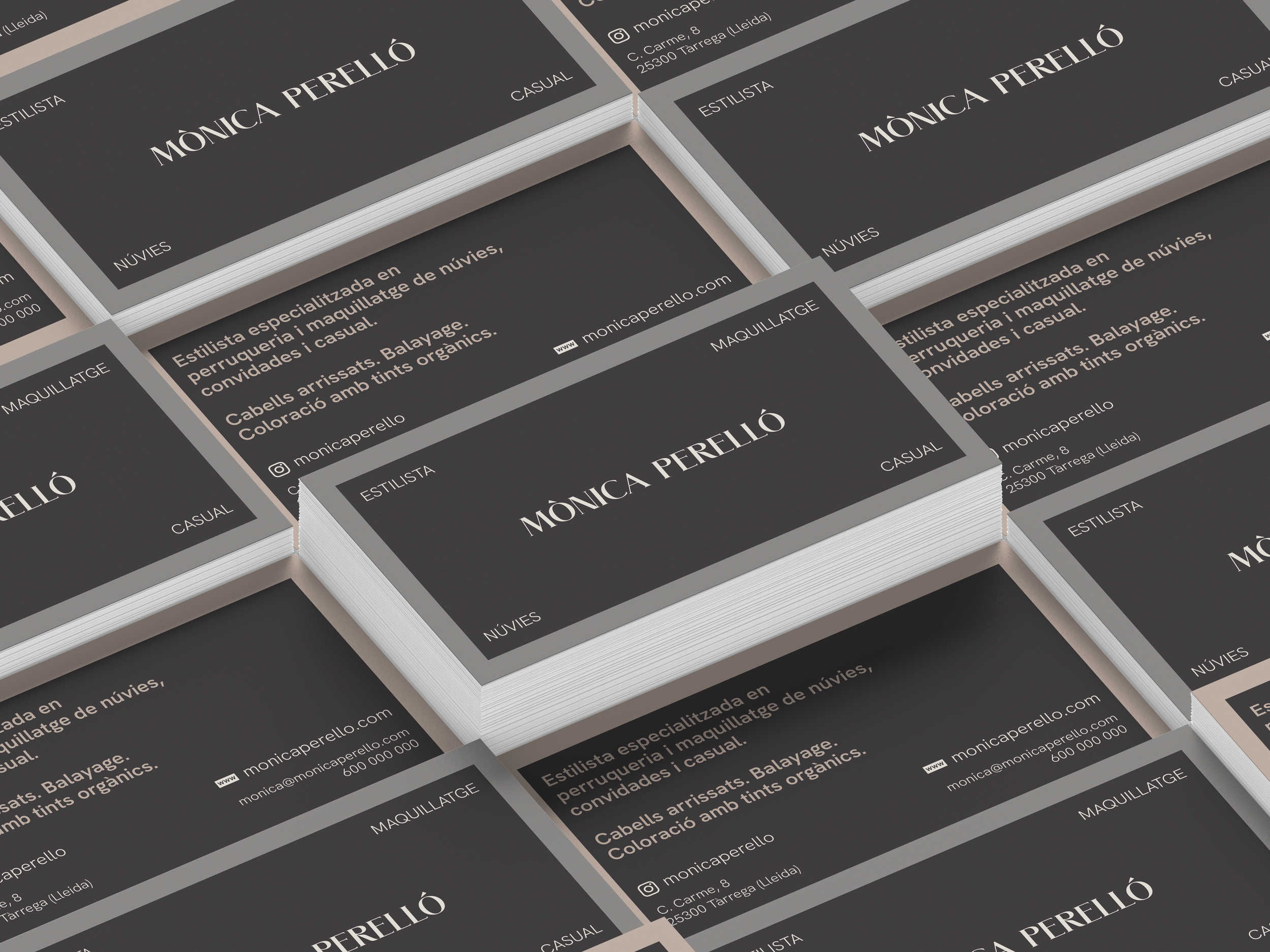 Tarjetas de presentación apiladas de estilista Mónica Perelló, color negro con texto blanco, especialización en peluquería y maquillaje. Logo e identidad visual Mònica Perelló, estilista. Branding.