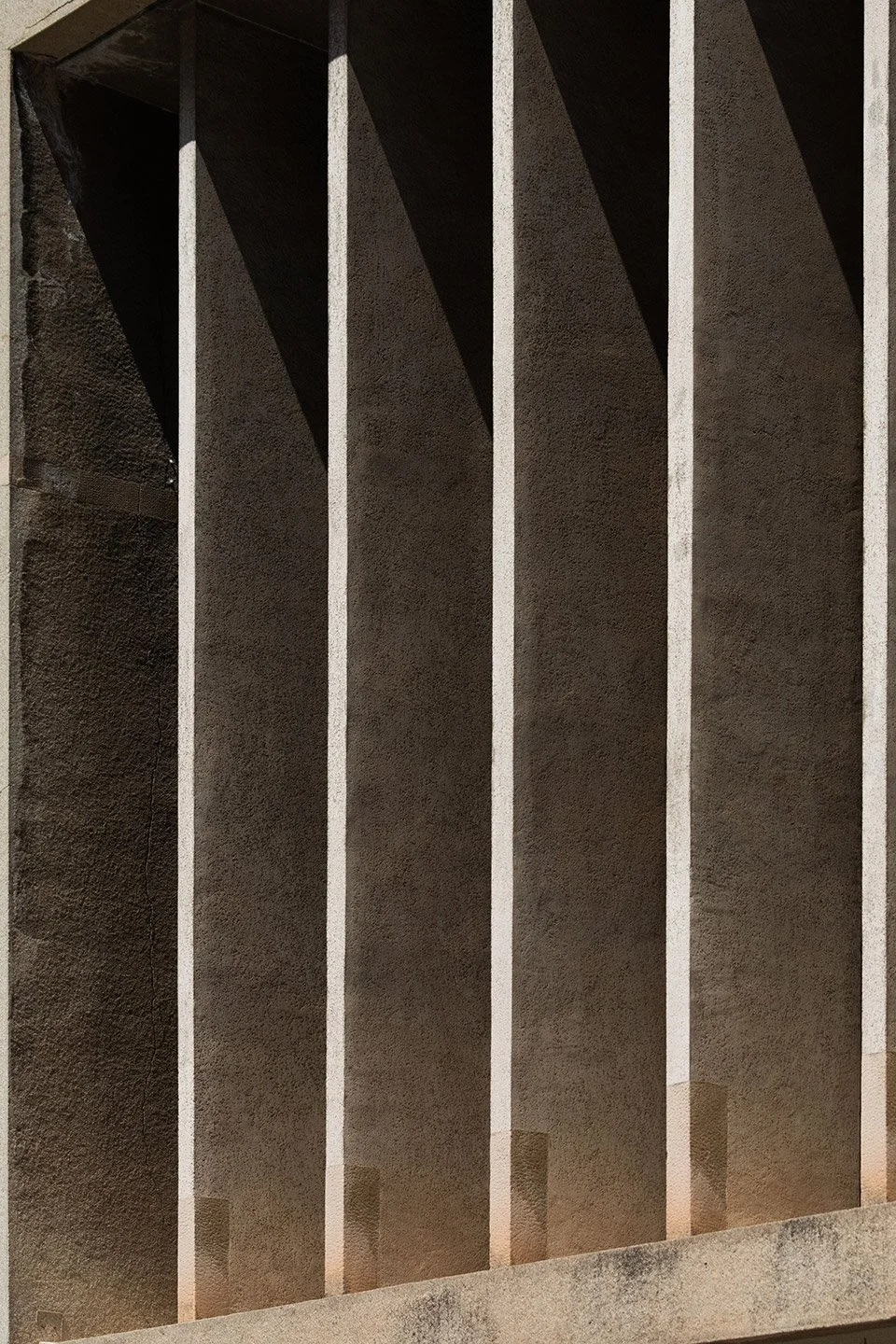 Estructura de barras de metal en un muro de concreto.