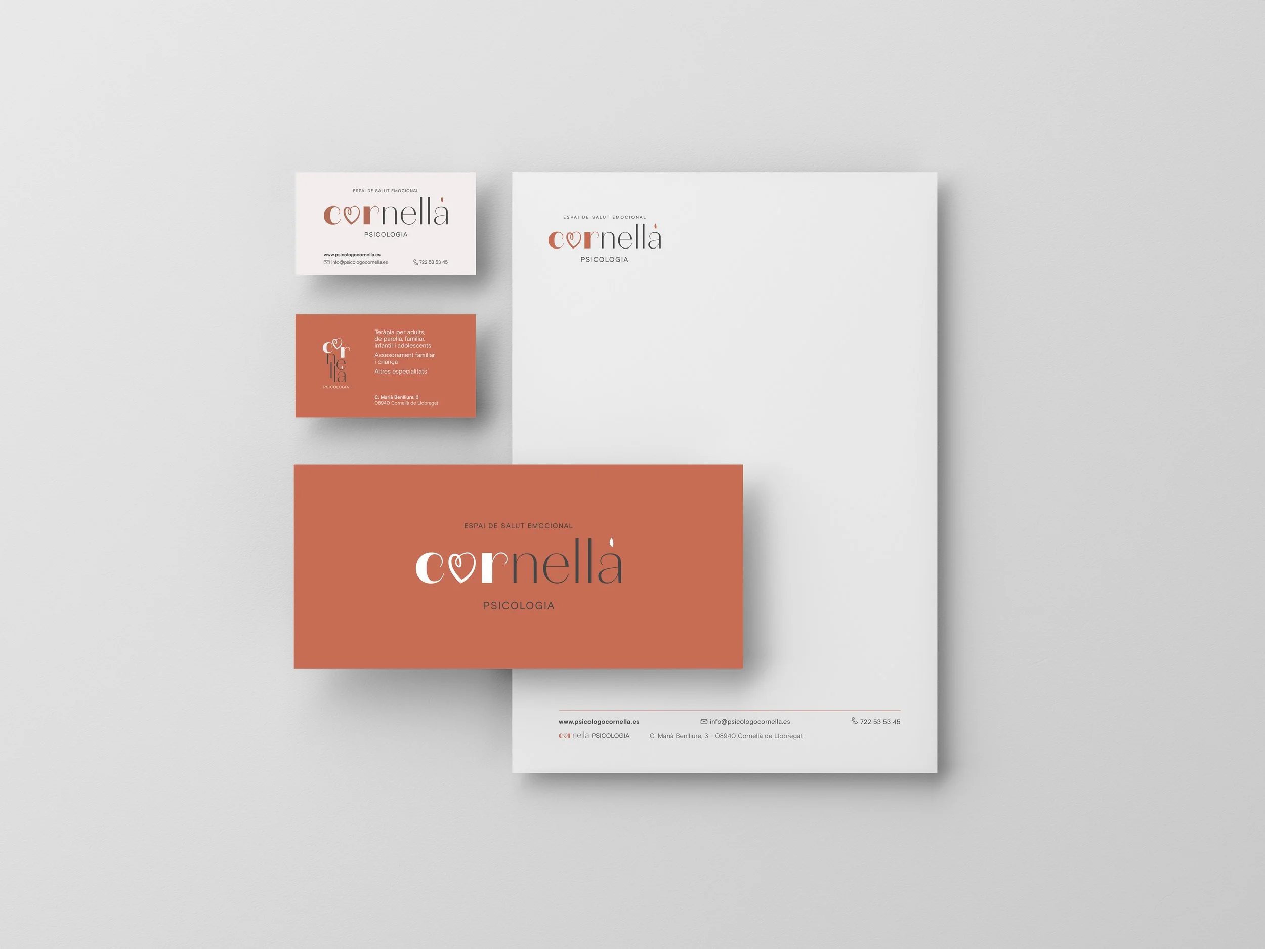 Papelería de identidad de marca para "Cornellà Psicologia" que incluye tarjetas de presentación, un sobre y papel con membrete. El diseño tiene un esquema de color blanco y tierra." Logo e identidad visual centro de psicologia Cor Nellà. Branding.