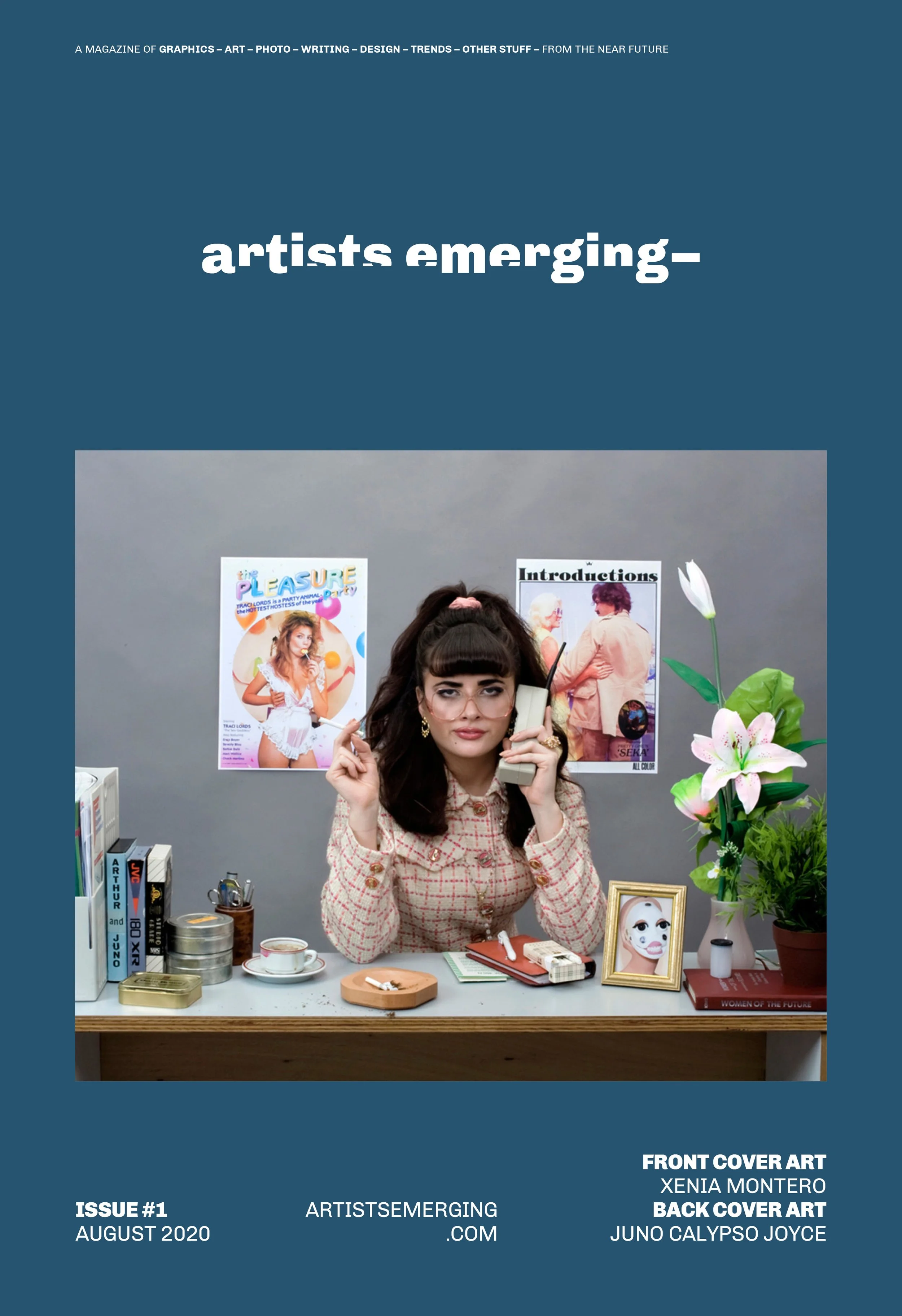 Portada de revista "artists emerging" con una persona en un escritorio rodeada de objetos retro, como un teléfono antiguo, revistas, libros y plantas. Tiene un estilo nostálgico de los años 70 u 80. En el marco inferior, detalles del número 1 de agos