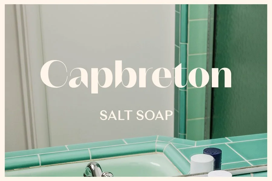 Publicidad de jabón de sal Capbreton en baño con azulejos verdes. Branding por Agosto Creative Studio. Branding y diseño de identidad visual y logotipo de marca de skincare y jabones.