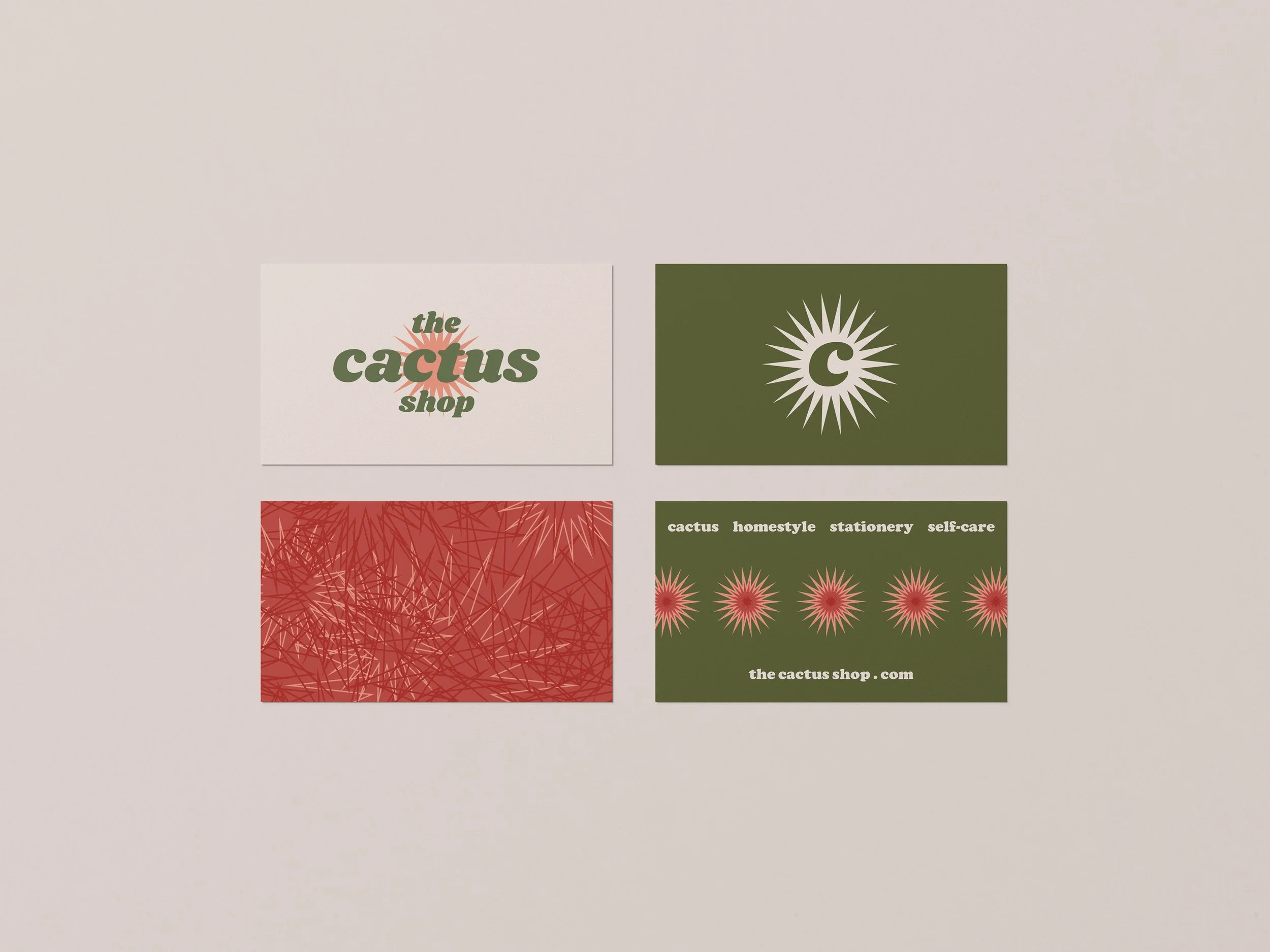 Cuatro tarjetas de presentación de "The Cactus Shop" con diseño en verde, rojo y blanco, mostrando logotipos y gráficos relacionados con cactus. The Cactus Shop, diseño gráfico, branding y packaging. Agosto Creative Studio.