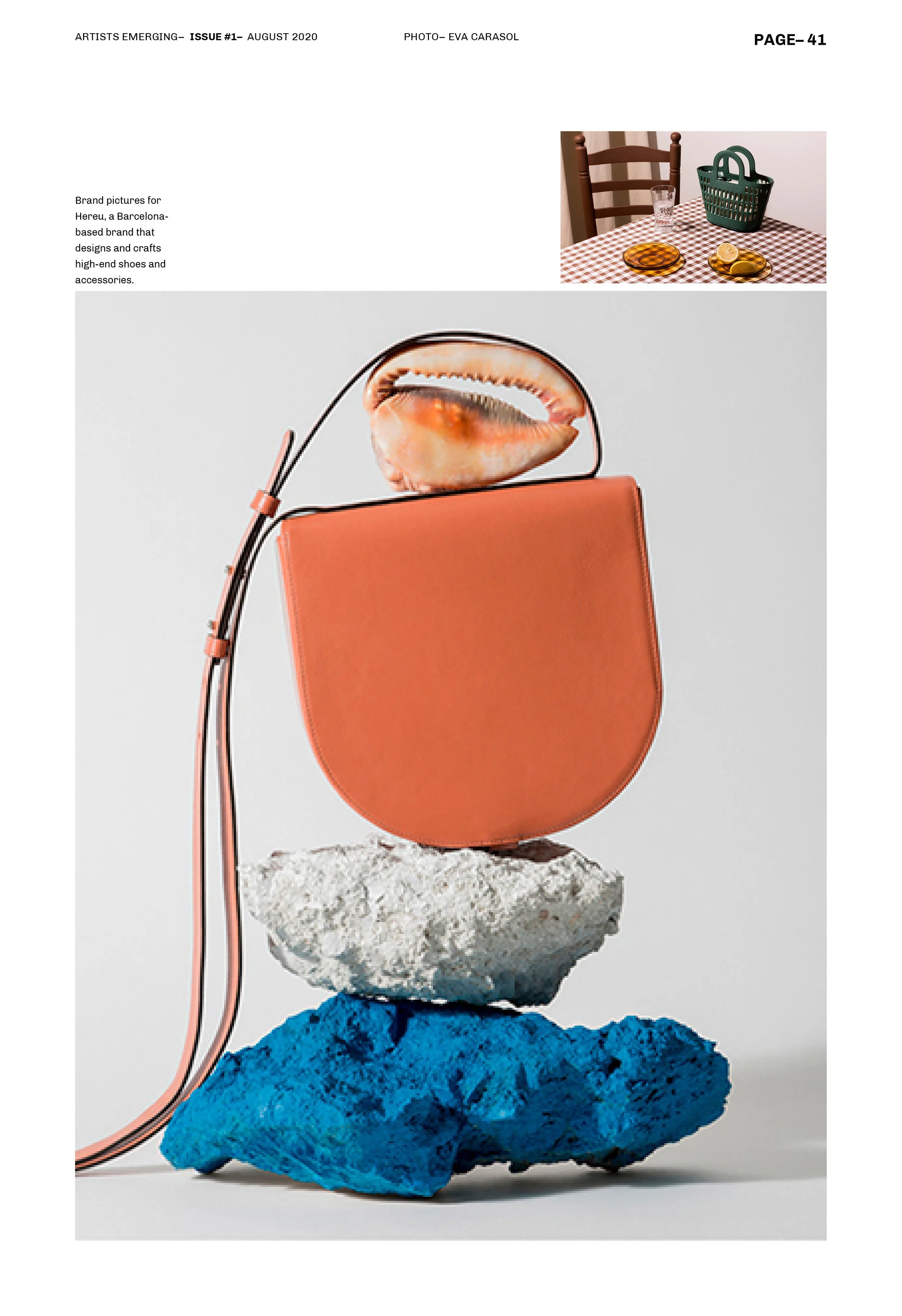Bolso naranja sobre rocas, una blanca y otra azul, con una pieza de marisco encima. Mesa con botella y alimentos en una esquina. Fotografía de Eva Carasol. Diseño editorial. Editorial design. Agosto Creative Studio.